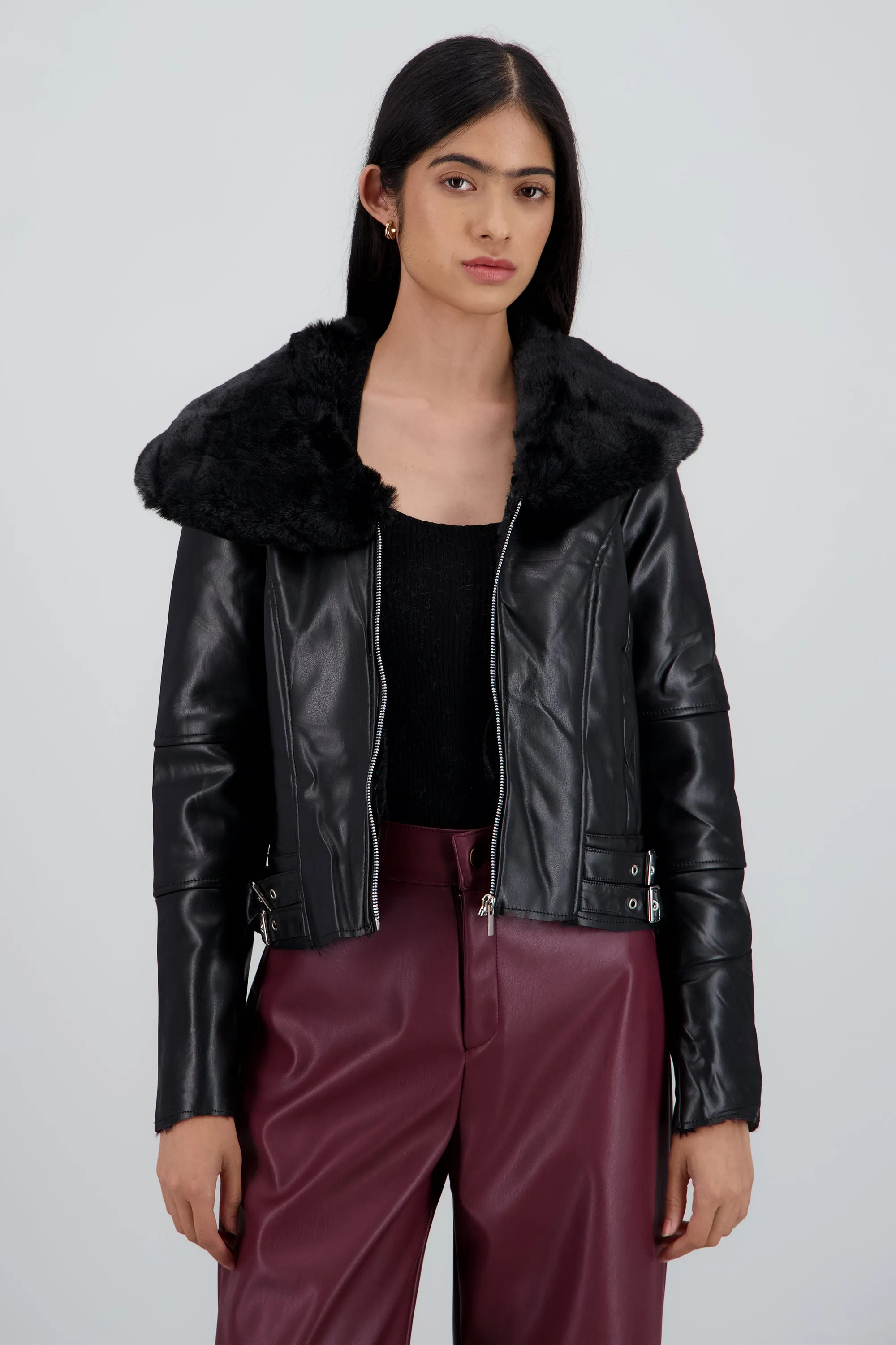 Chamarra pu con cuello de peluche sold by Shasa