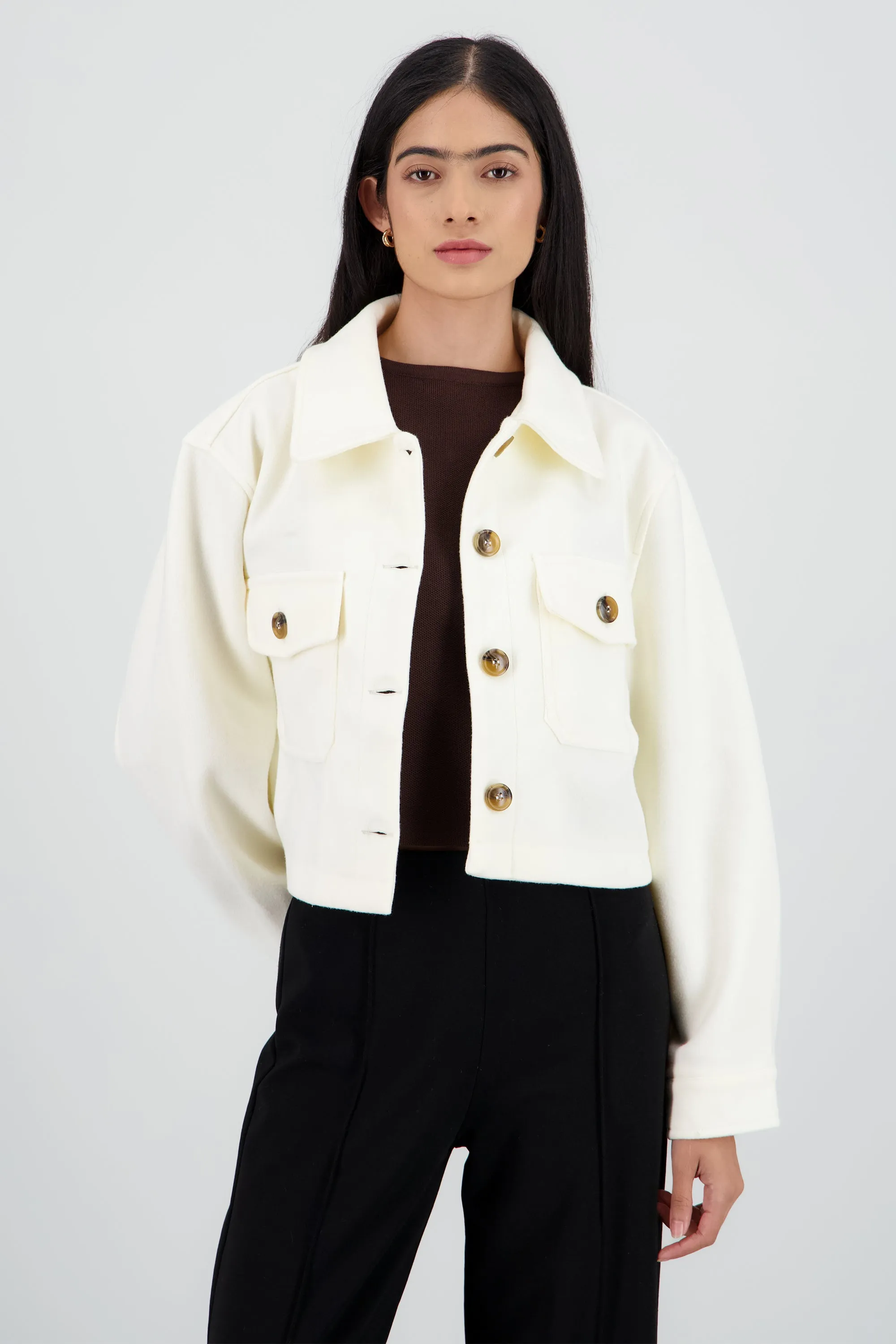 Chamarra suave con bolsas sold by Shasa