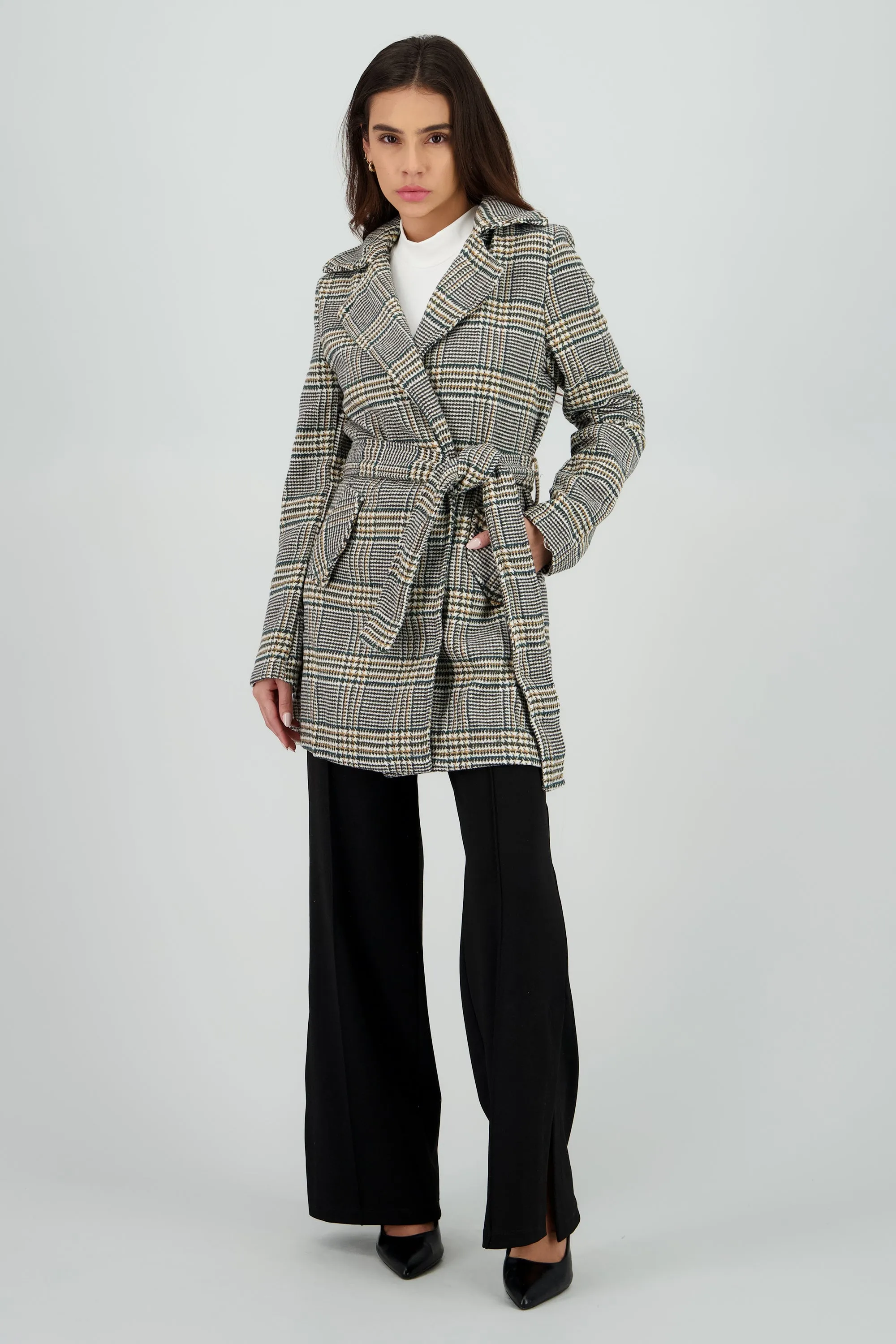 Gabardina corta cuadros sold by Shasa