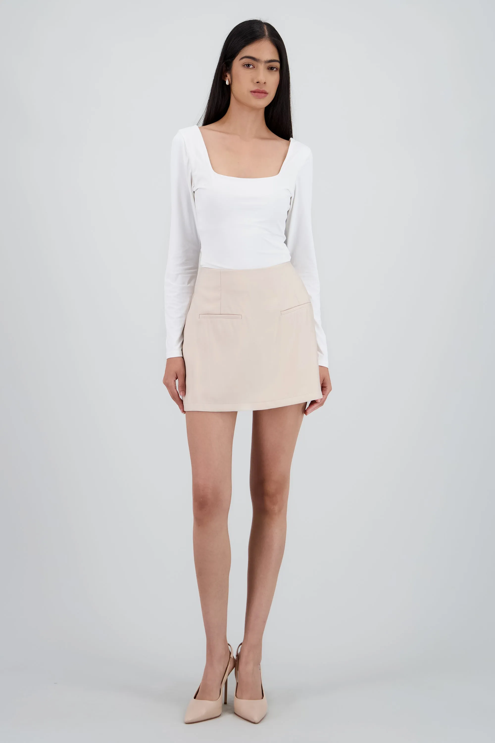 Falda mini lisa detalle pinzas sold by Shasa