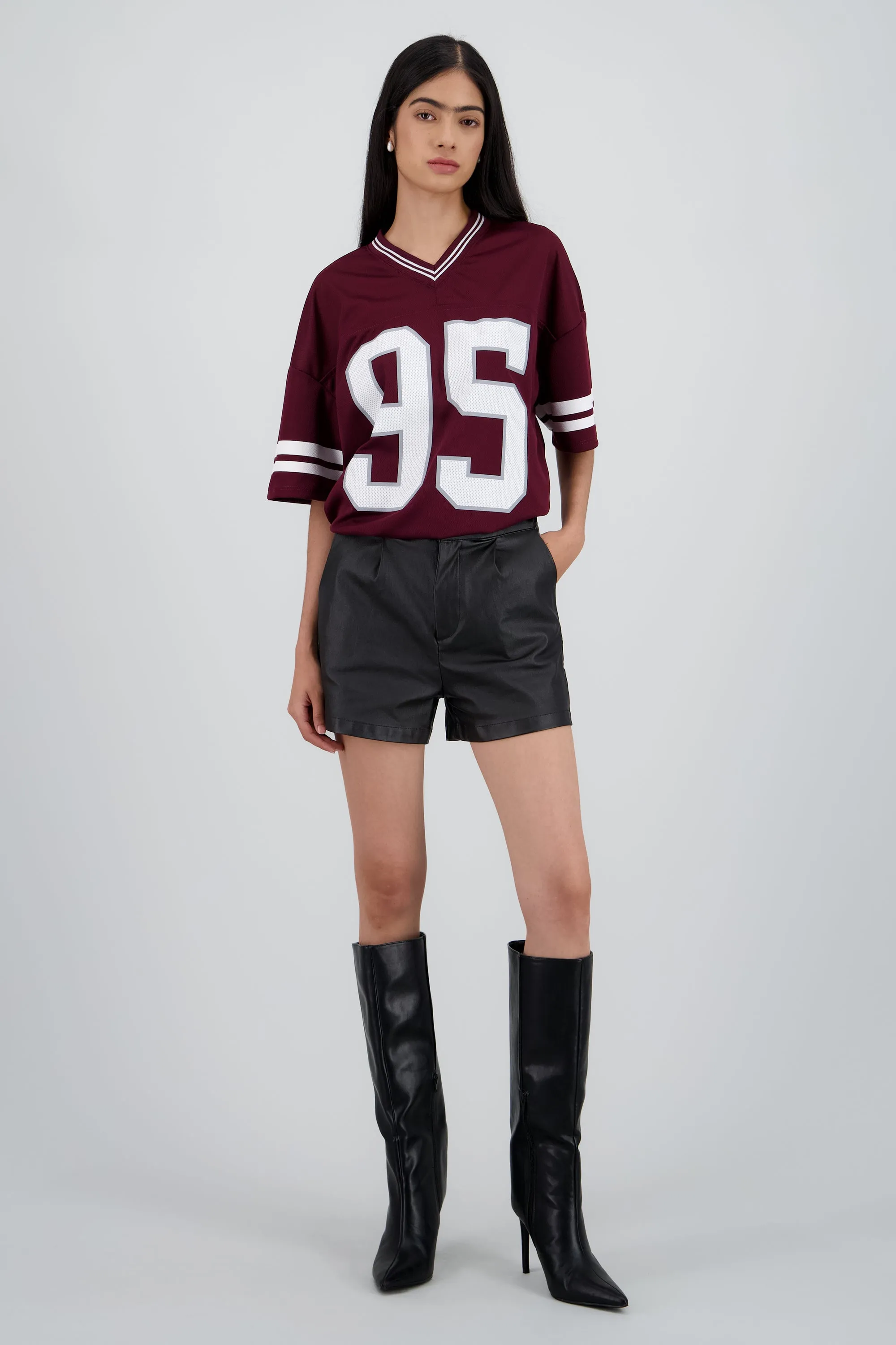 Short de pu con pinzas sold by Shasa