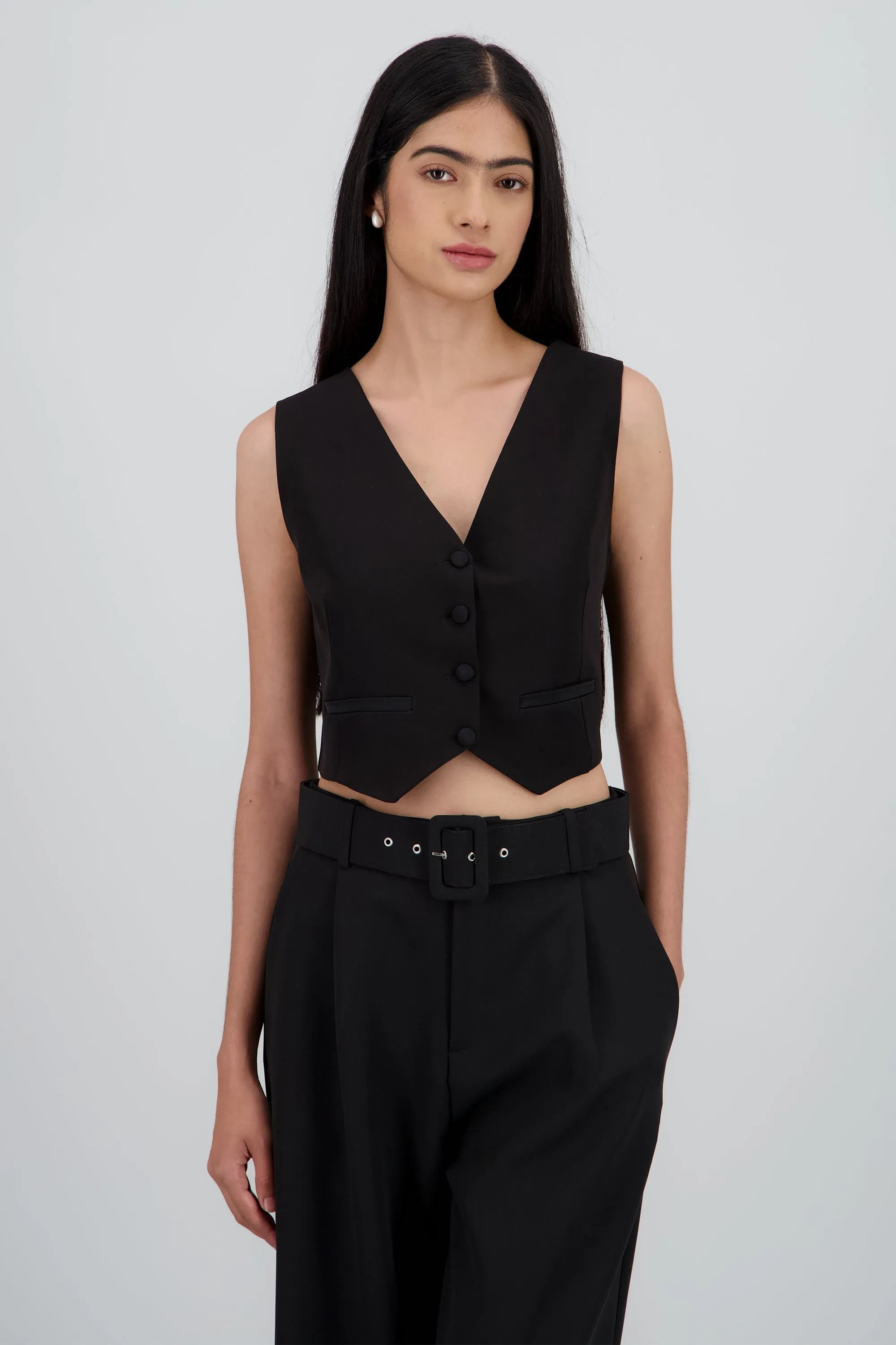 Chaleco con detalles satinados sold by Shasa