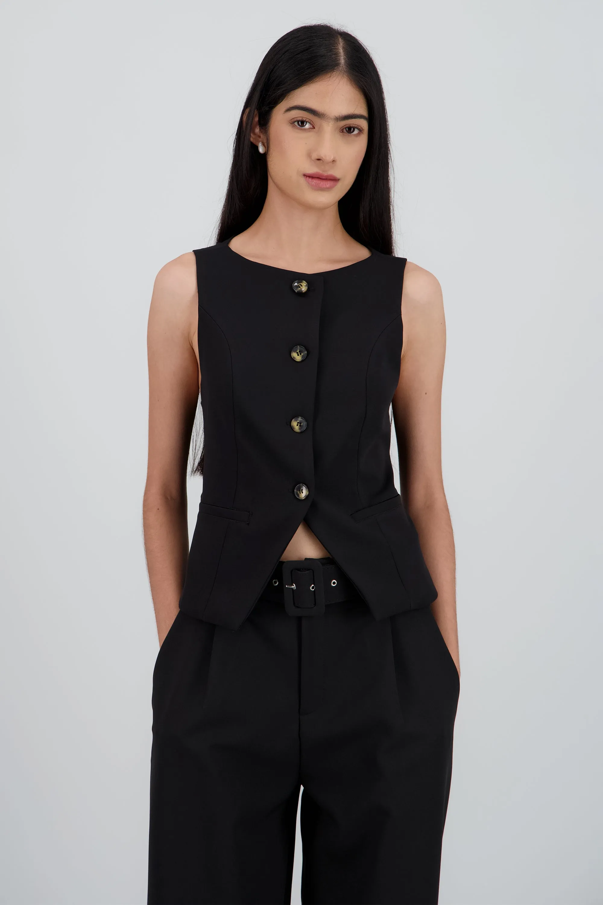 Chaleco botones cuello redondo sold by Shasa