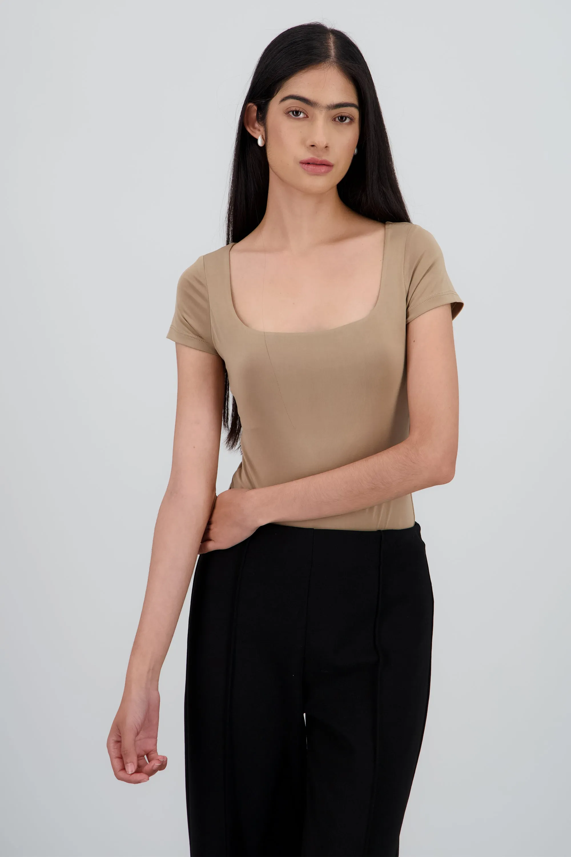 Body manga corta escote cuadrado sold by Shasa