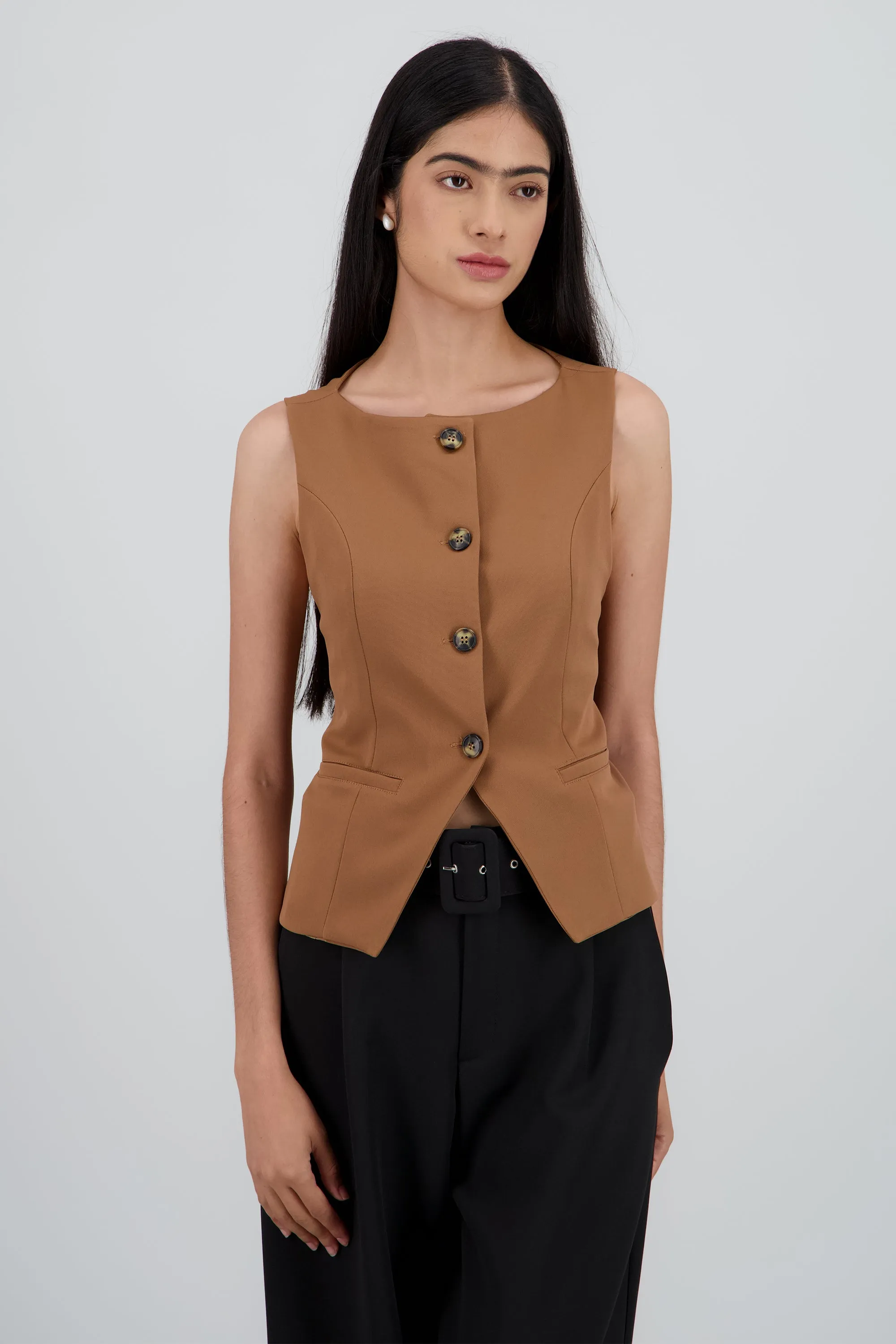 Chaleco botones cuello redondo sold by Shasa