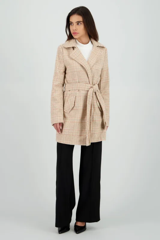Gabardina corta cuadros sold by Shasa