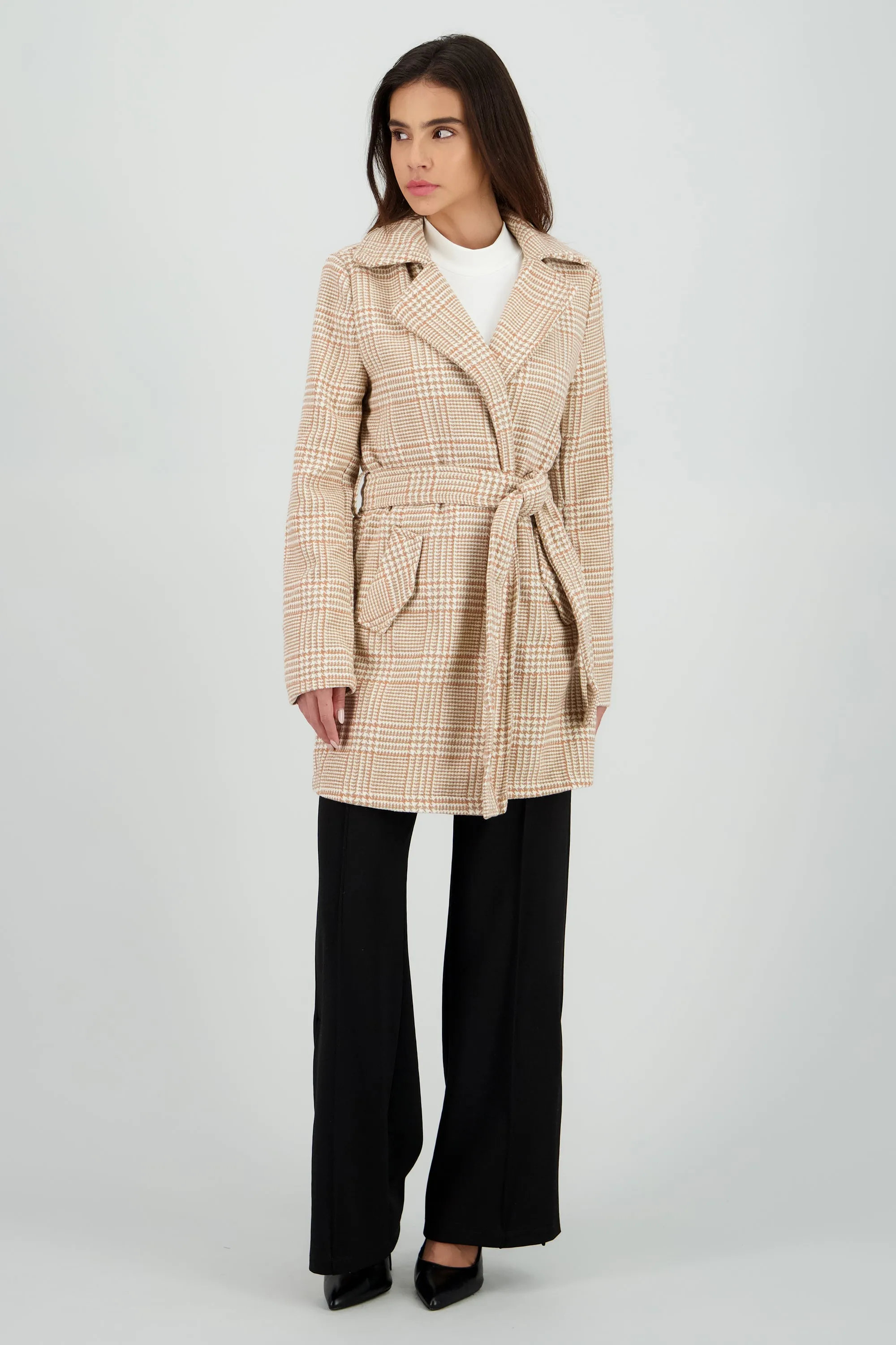 Gabardina corta cuadros sold by Shasa