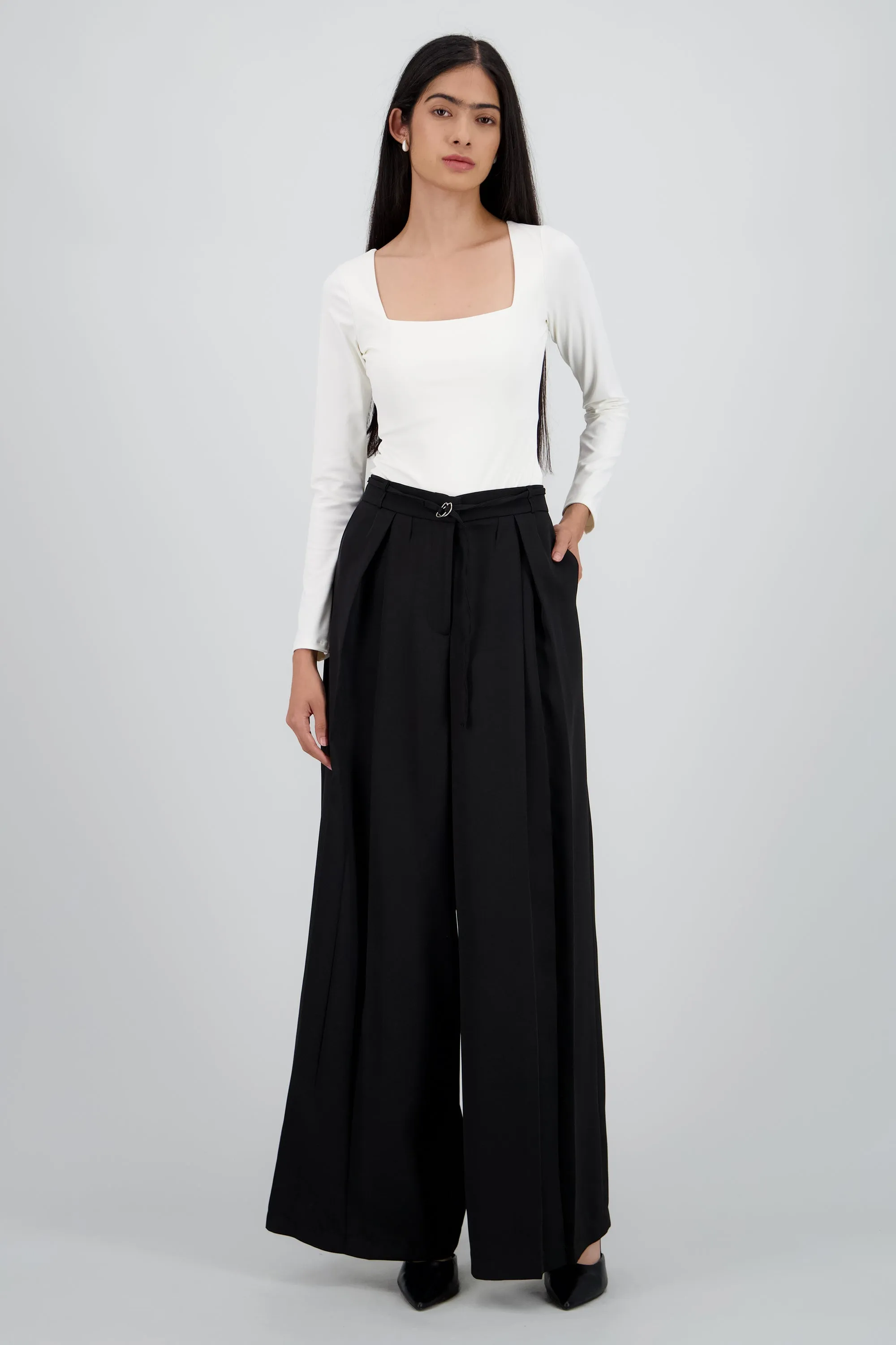 Pantalon amplio liso detalle cinturon sold by Shasa