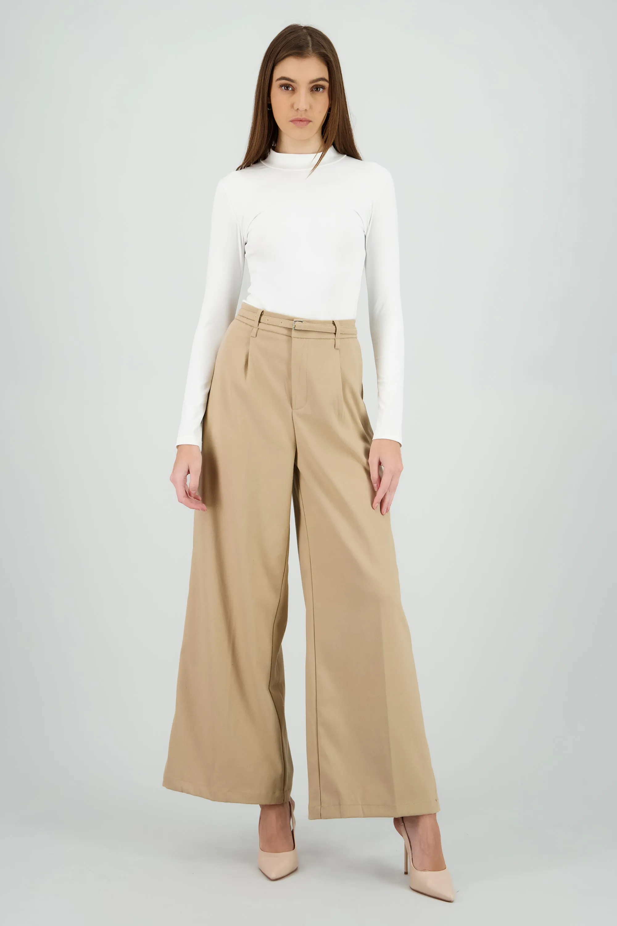 Pantalon amplio detalle pinzas lazo sold by Shasa