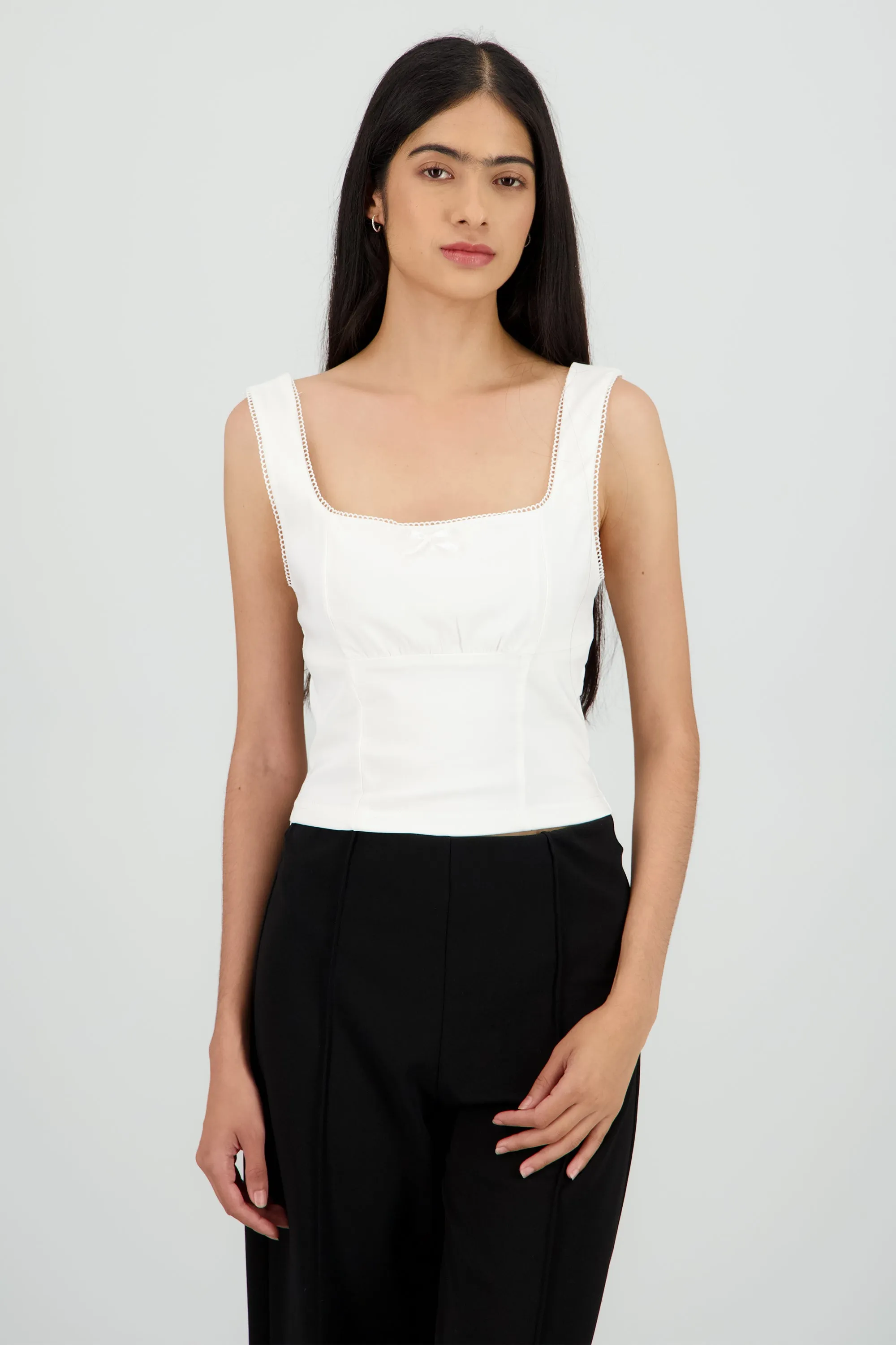 TOP ESC CUADRADO SIN MANGA sold by Shasa