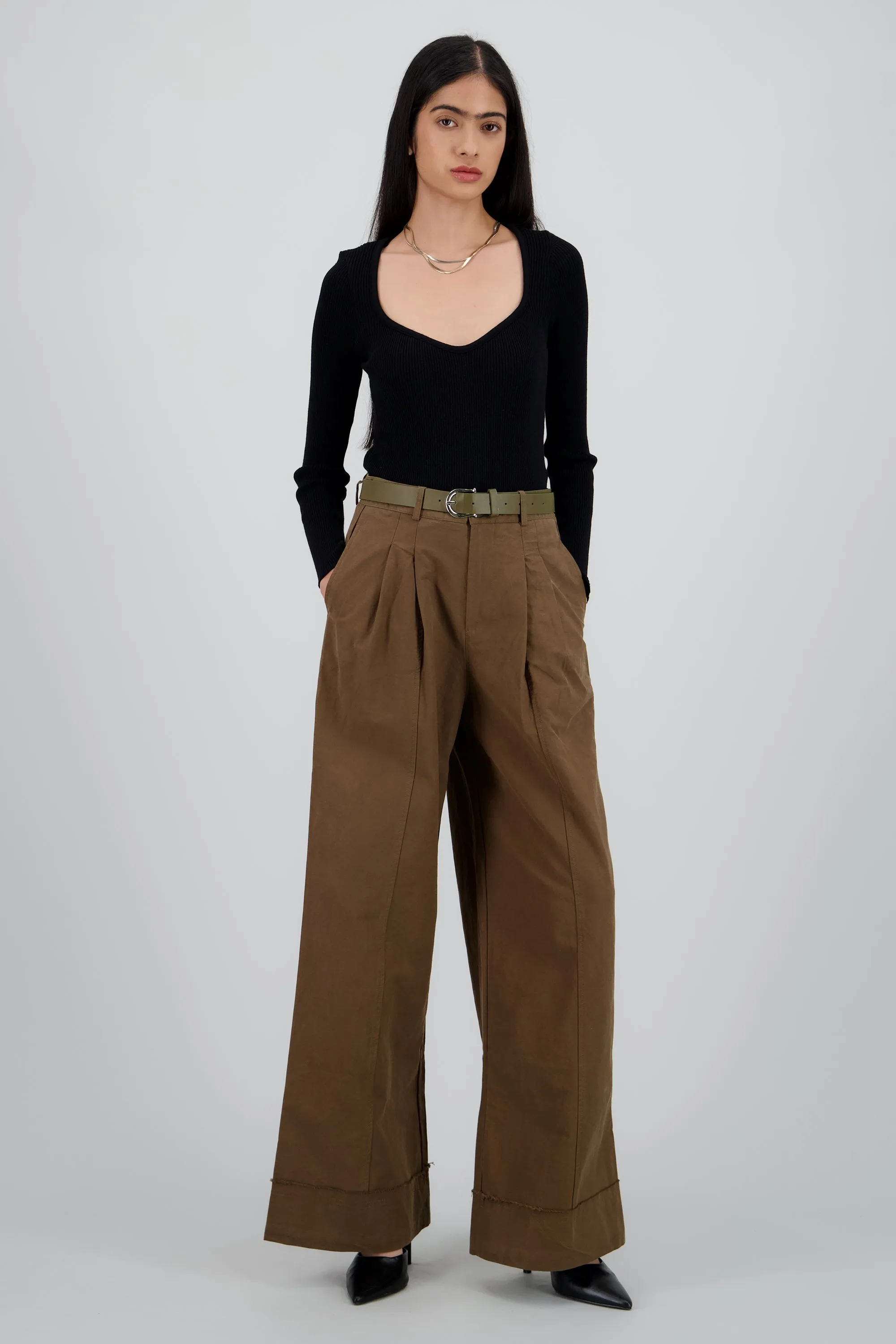 Pantalon amplio con cinturon sold by Shasa