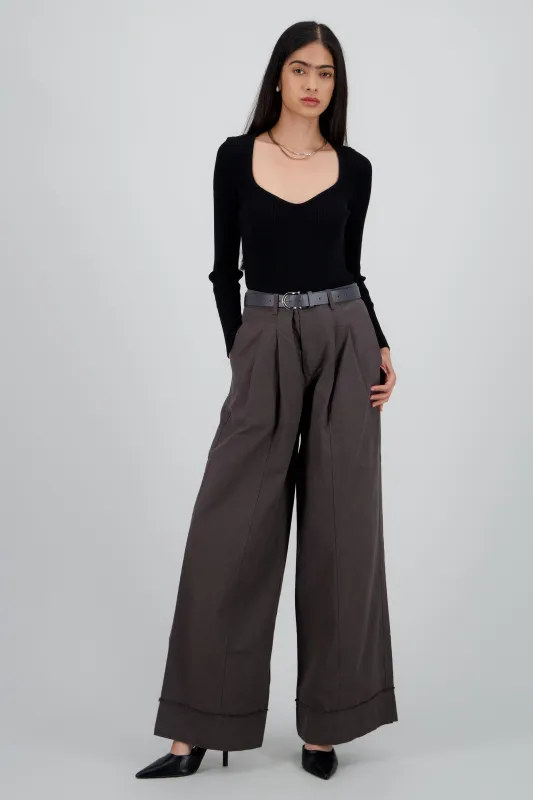 Pantalon amplio con cinturon sold by Shasa