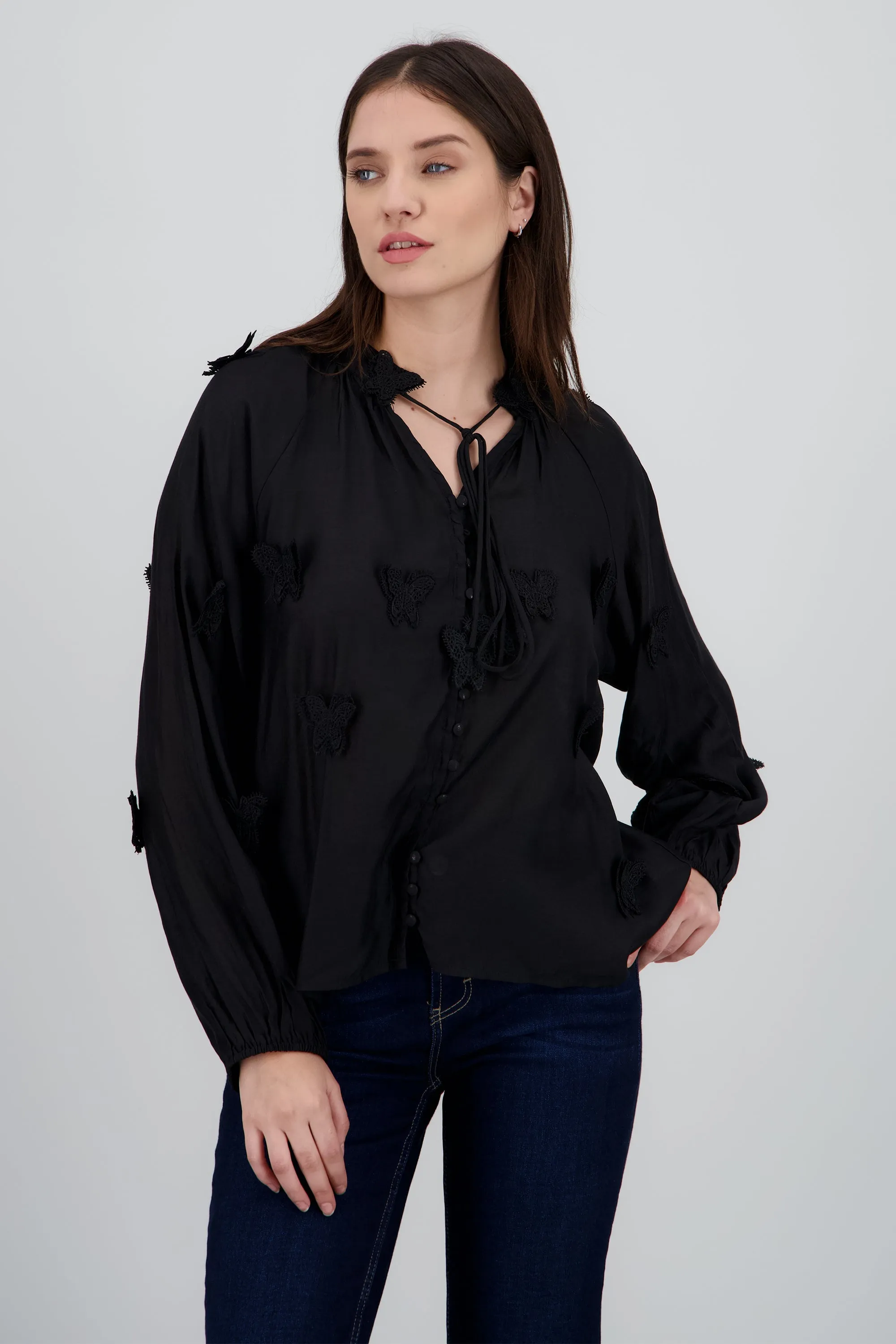 Blusa manga larga detalle mariposas 3d sold by Shasa