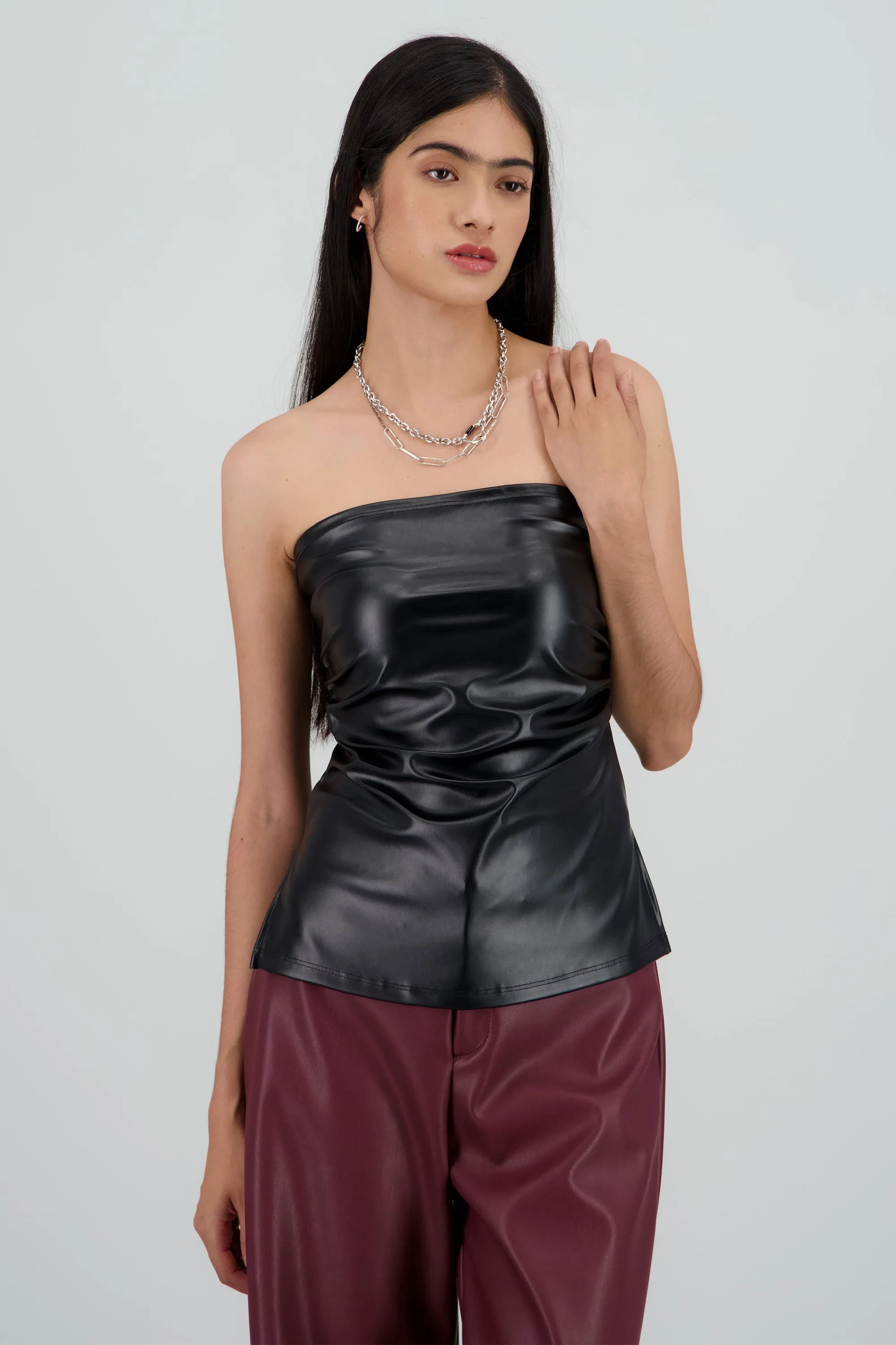 Top tubo drapeado detalle aberura PU sold by Shasa