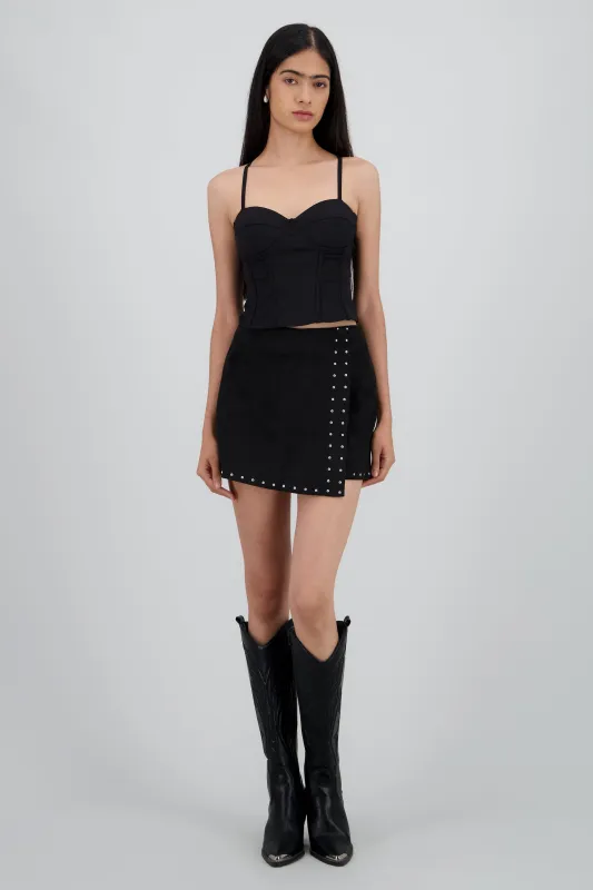 Falda short detalle tachuelas sold by Shasa