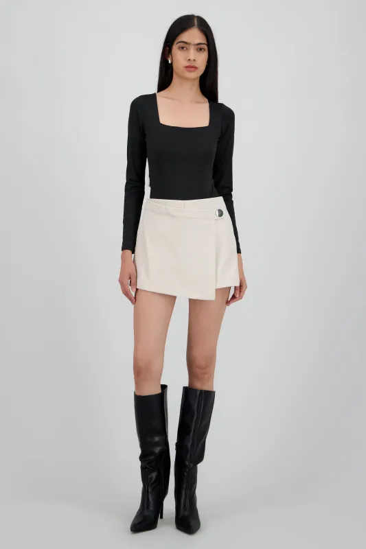 Falda short PU detalle boton sold by Shasa