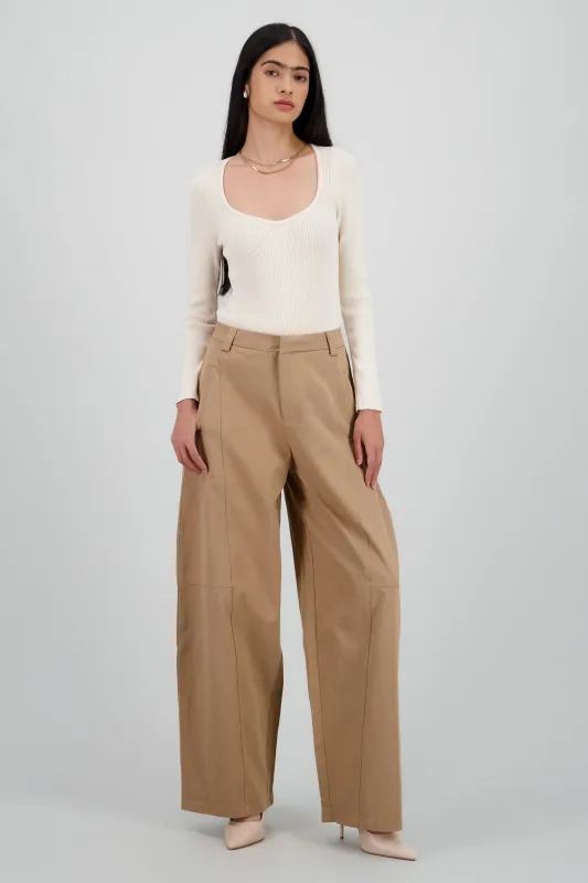 Pantalon amplio detalle pinza sold by Shasa