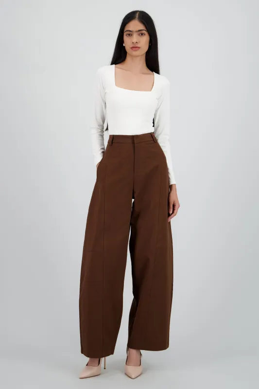 Pantalon amplio detalle pinza sold by Shasa