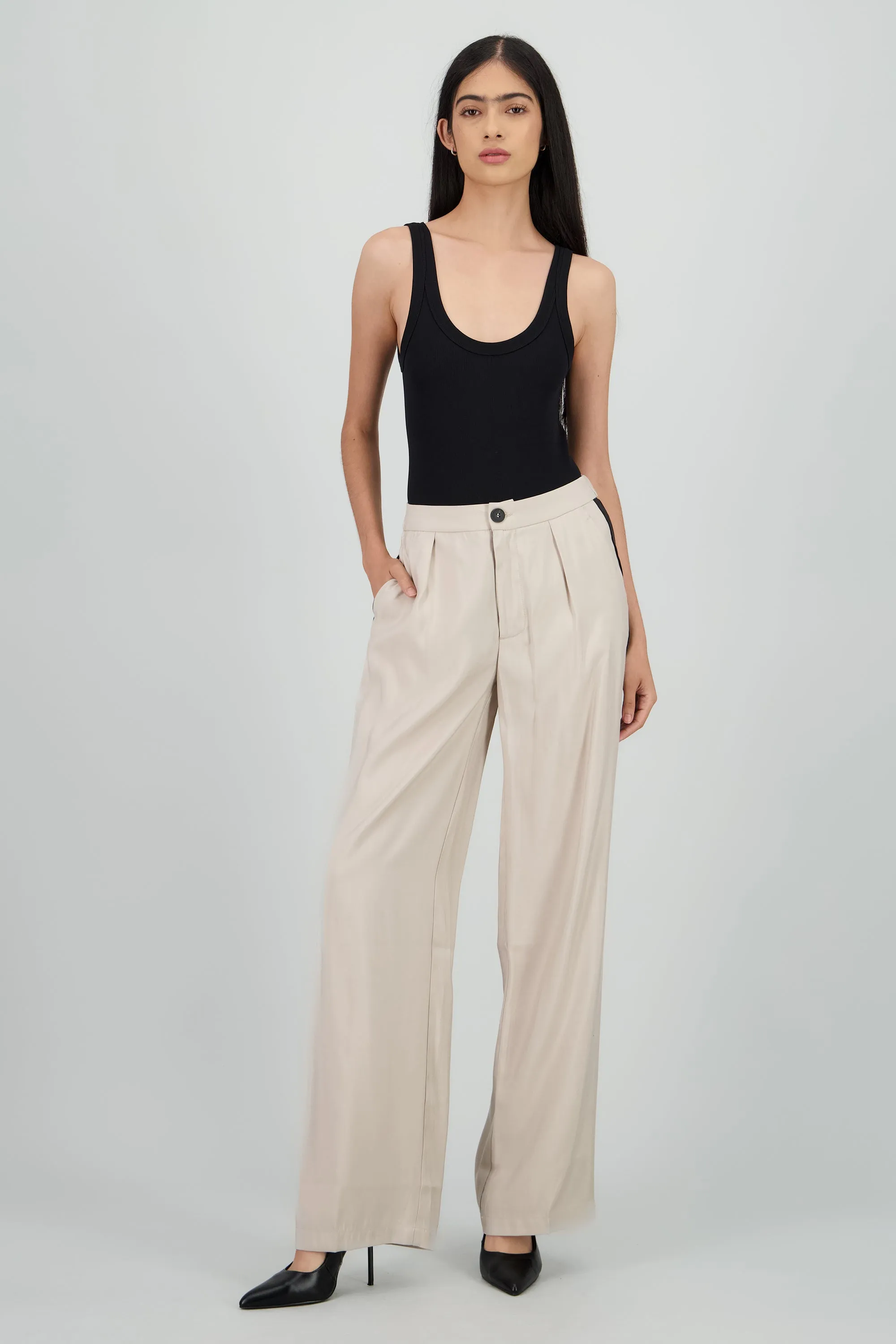 Pantalon lneas costado sold by Shasa