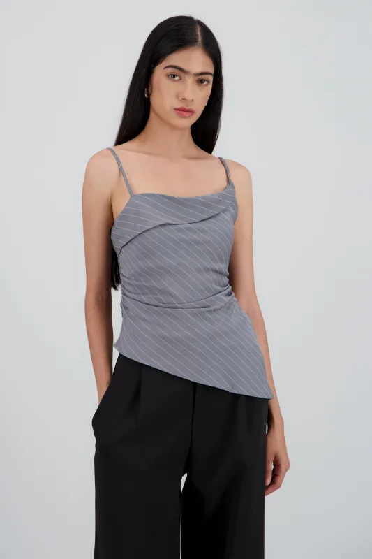 Top sin mangas asimetrico sold by Shasa