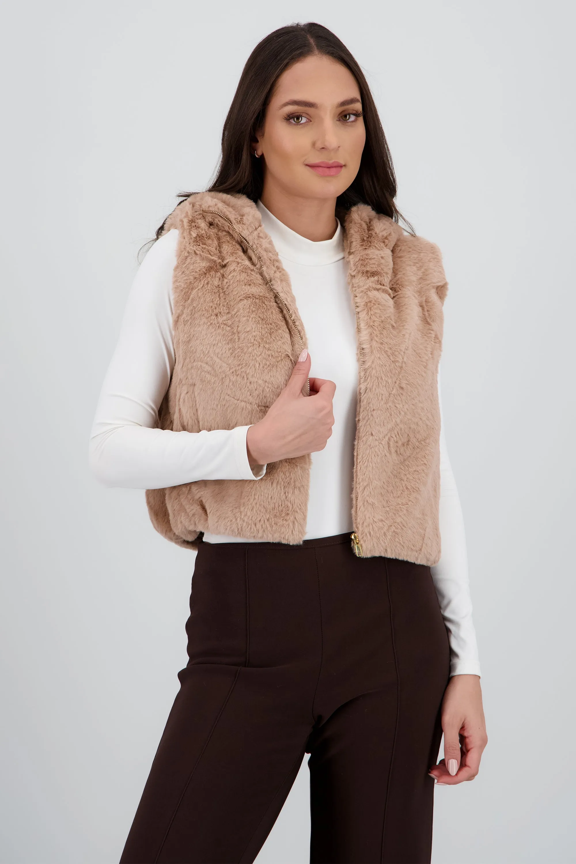 Chaleco pelo gorro corto sold by Shasa