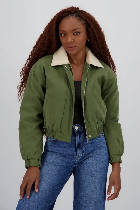 Chamarra de tacto suave con contraste de cuello sold by Shasa