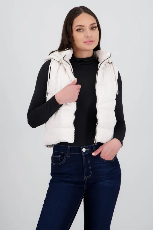 Chaleco capitonado con gorro sold by Shasa