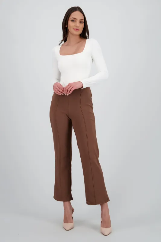 Pantalon straight con pinzas sold by Shasa