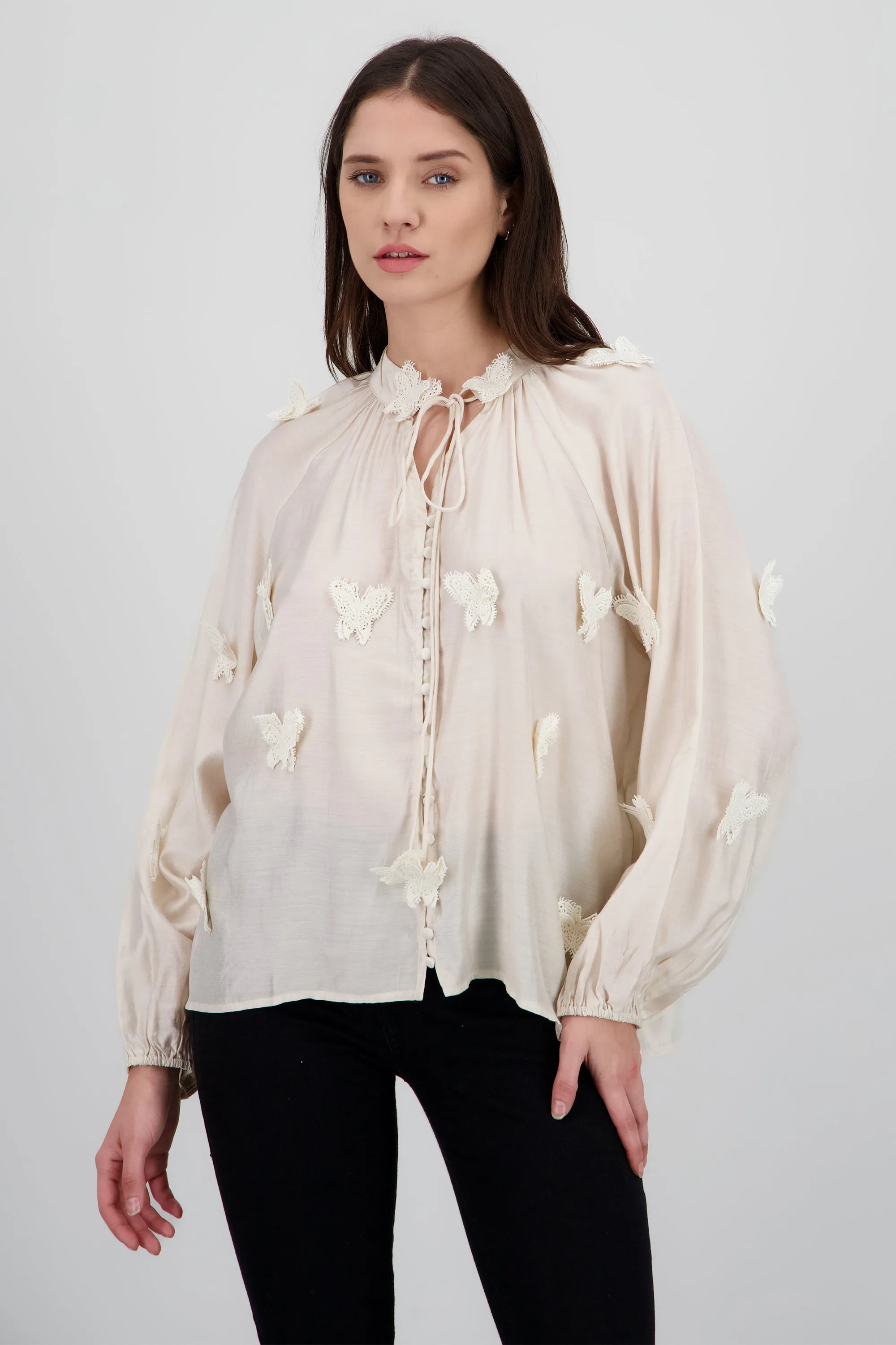 Blusa manga larga detalle mariposas 3d sold by Shasa