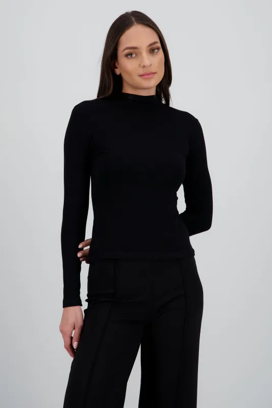 Top liso manga larga cuello alto sold by Shasa