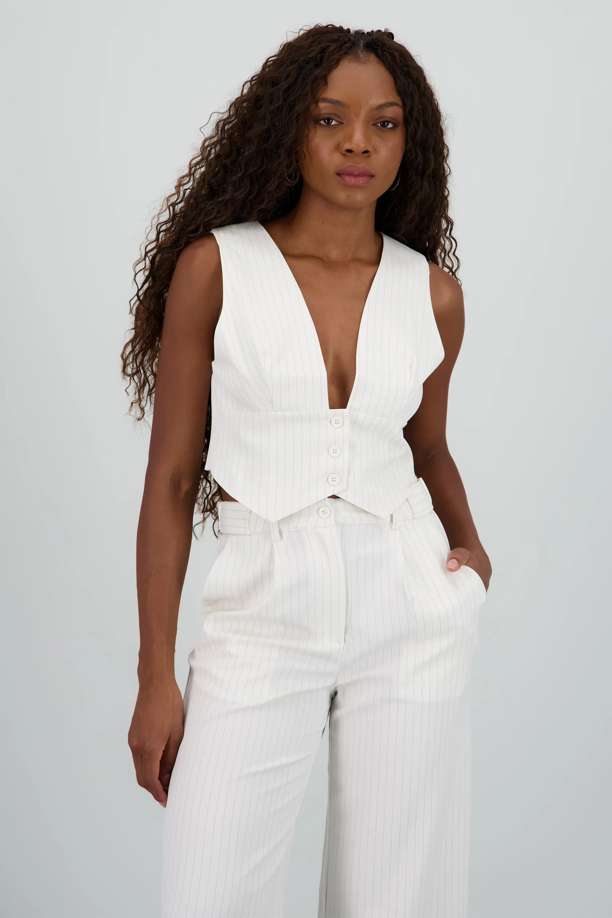 Chaleco escote en v detalle botones sold by Shasa