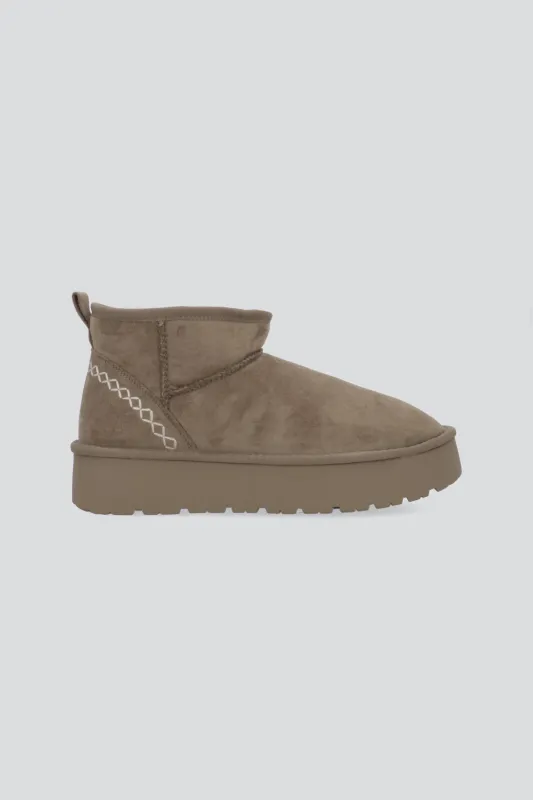 Bota invierno corta detalle costura sold by Shasa