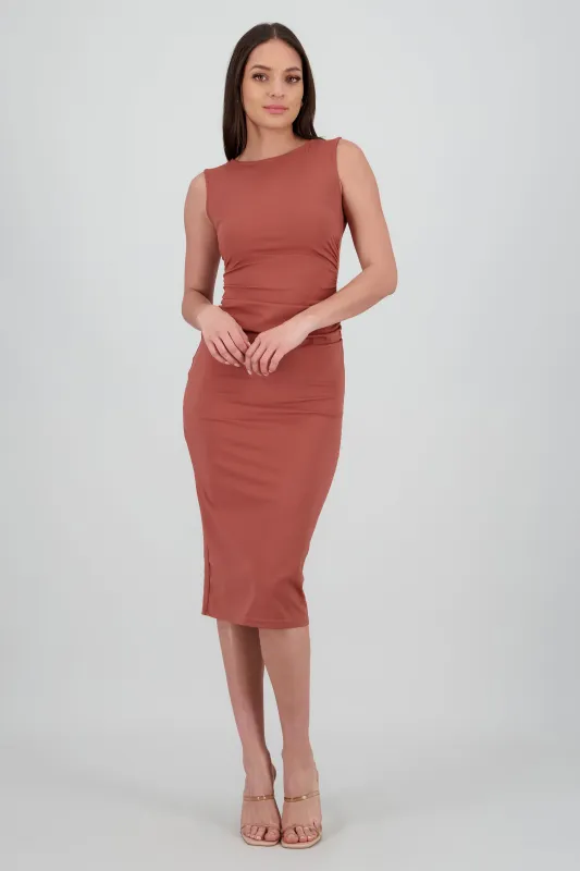 Vestido midi drapeado en costados sold by Shasa