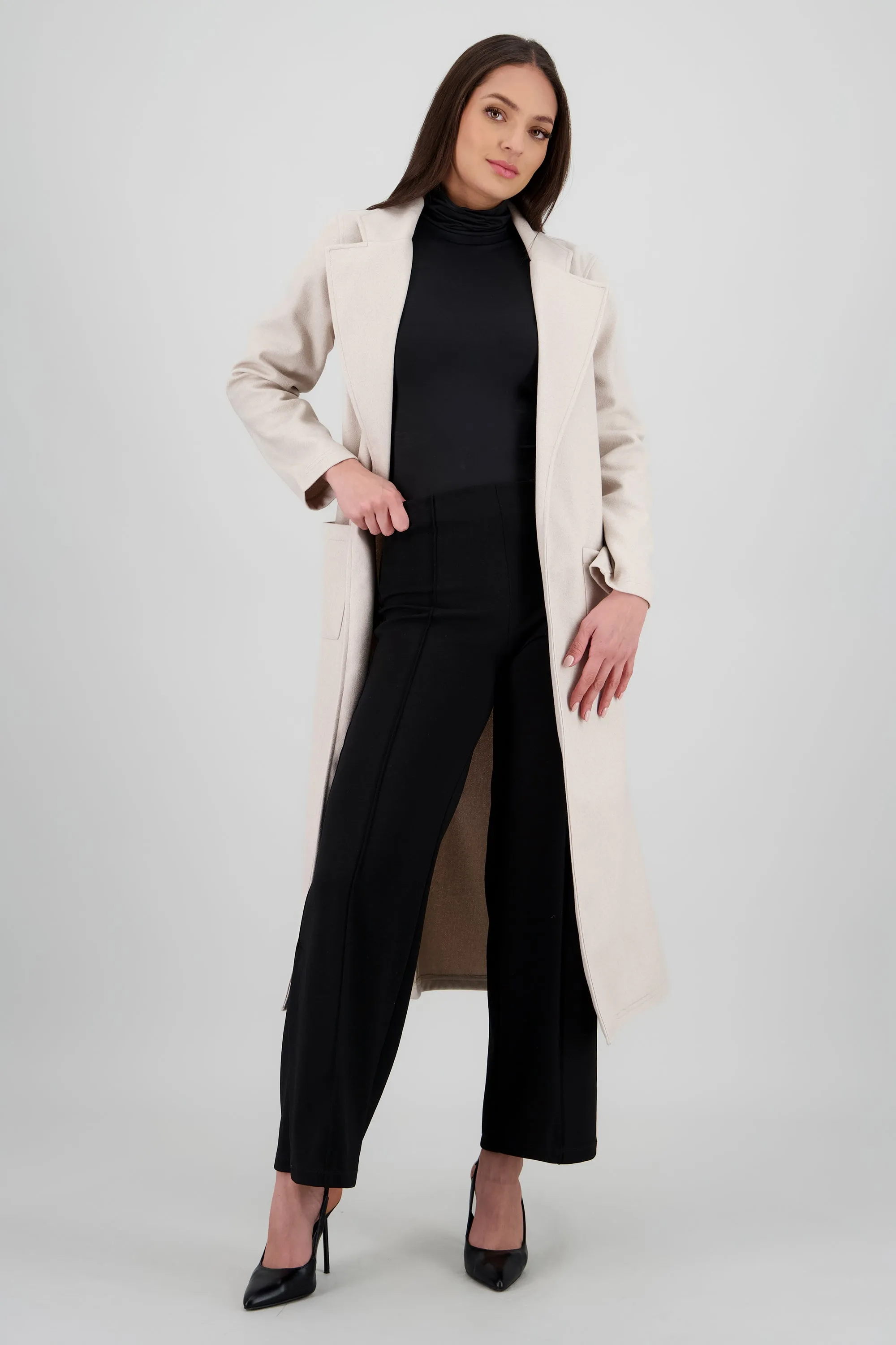 ABRIGO LARGO DETALLE AMARRE sold by Shasa