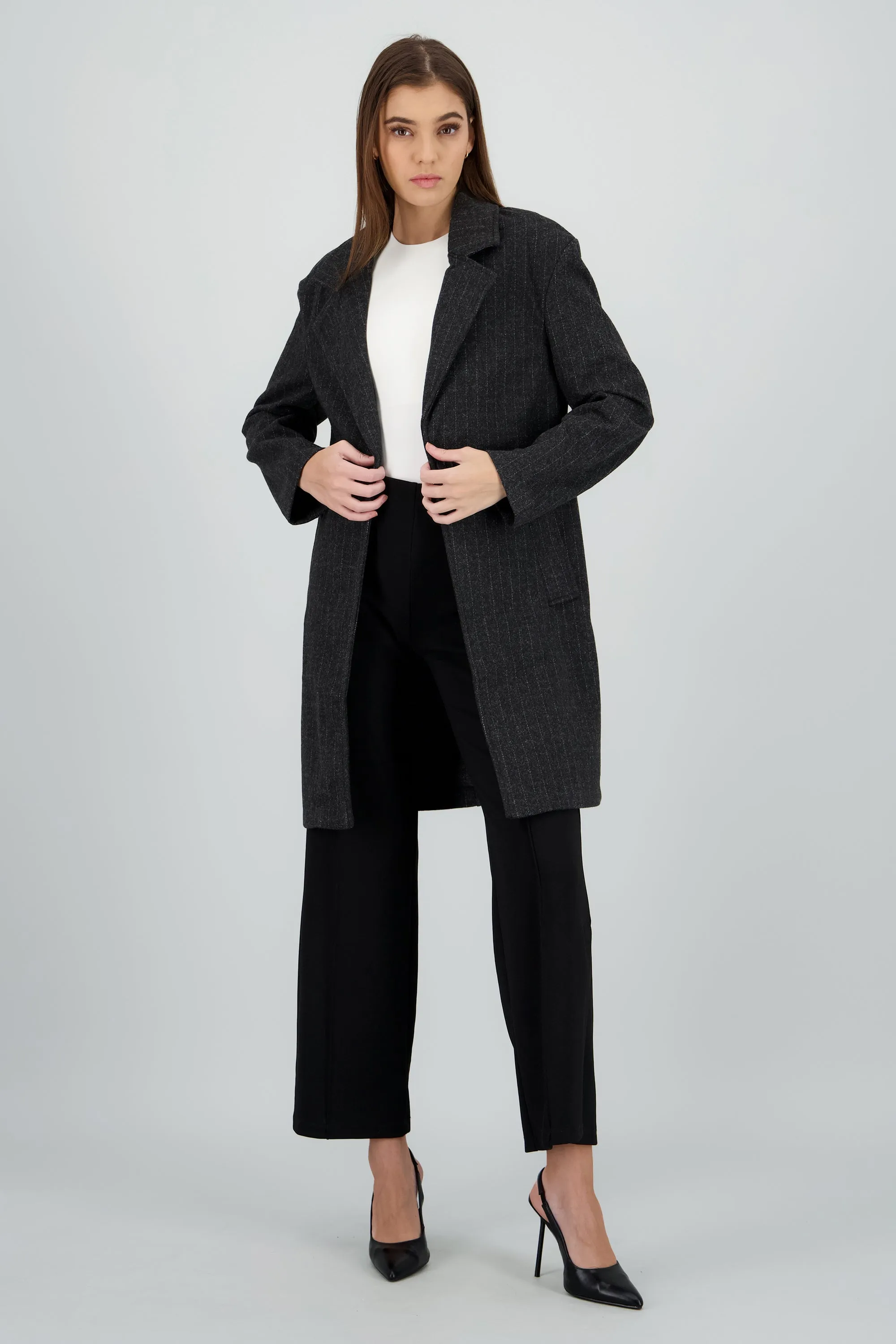 Abrigo liso detalle botones bolsas sold by Shasa