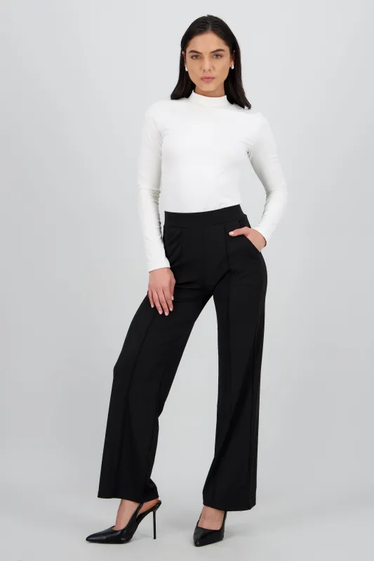 Pantalon liso con bolsas sold by Shasa