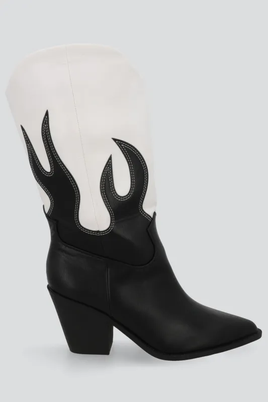 Bota vaquera flamas contraste sold by Shasa