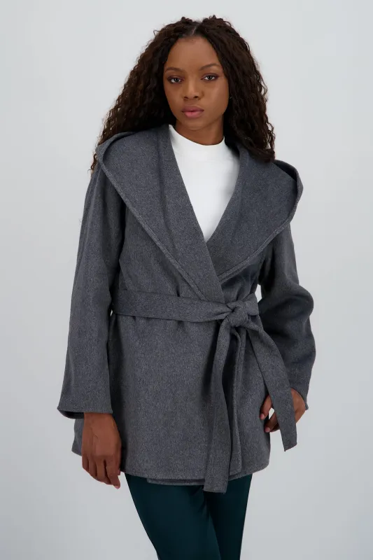 Abrigo corto detalle laso gorro sold by Shasa