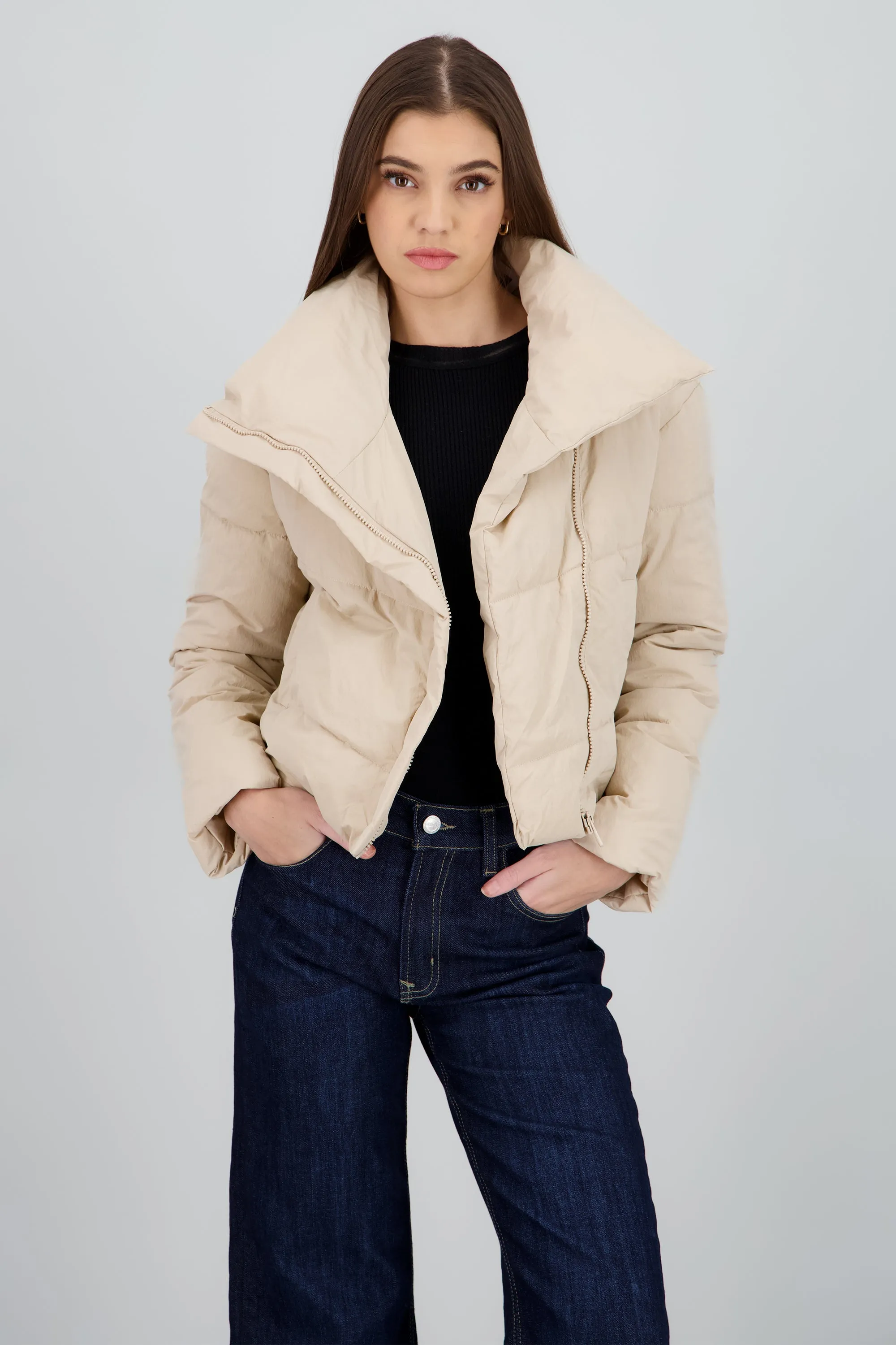 Chamarra puffer asimetrica sold by Shasa