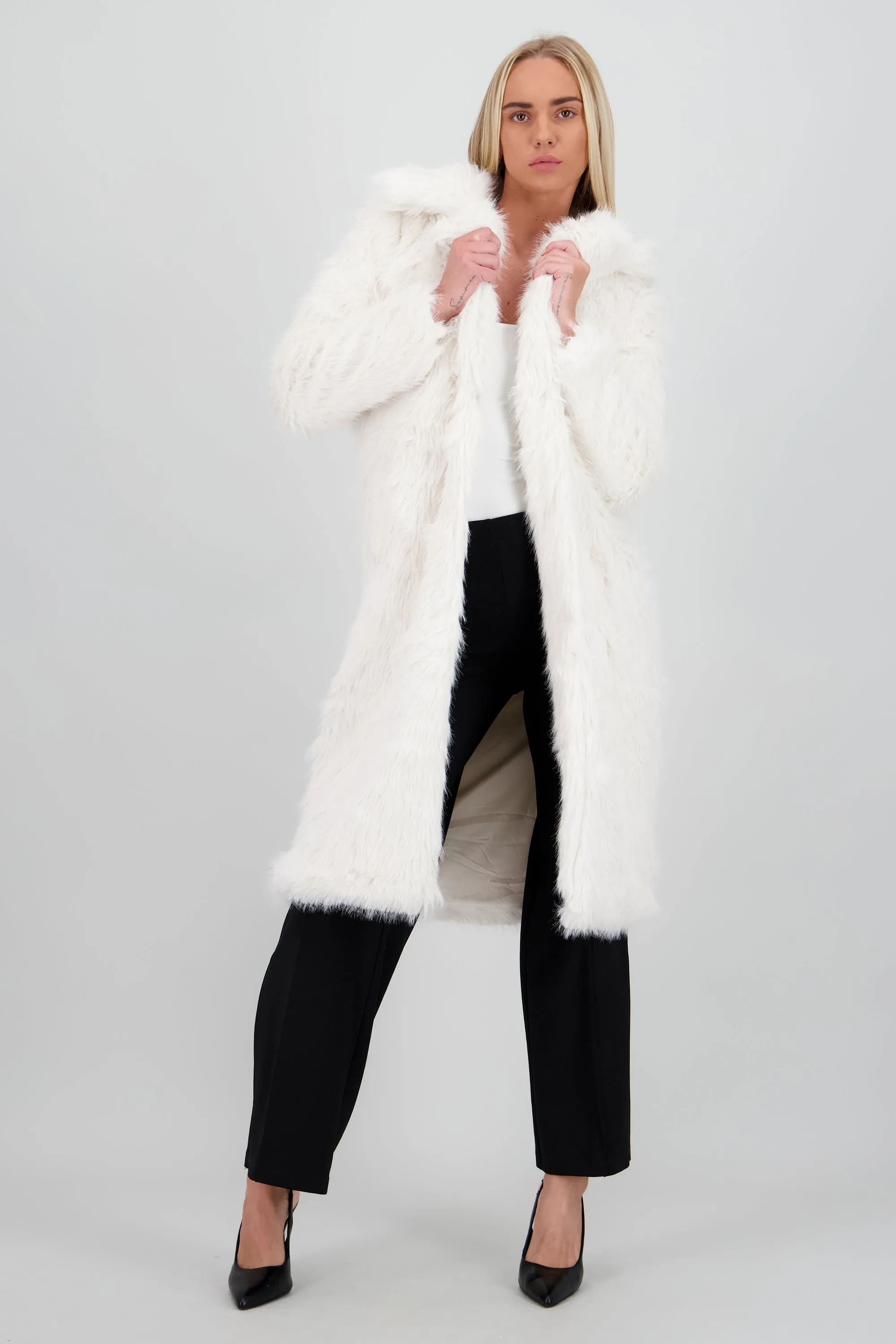 Abrigo largo peluche sold by Shasa