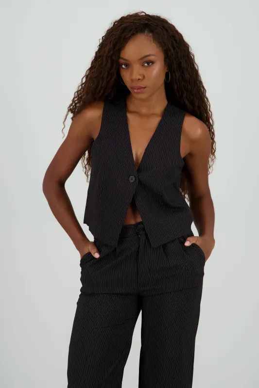 Chaleco cuello v detalle boton sold by Shasa