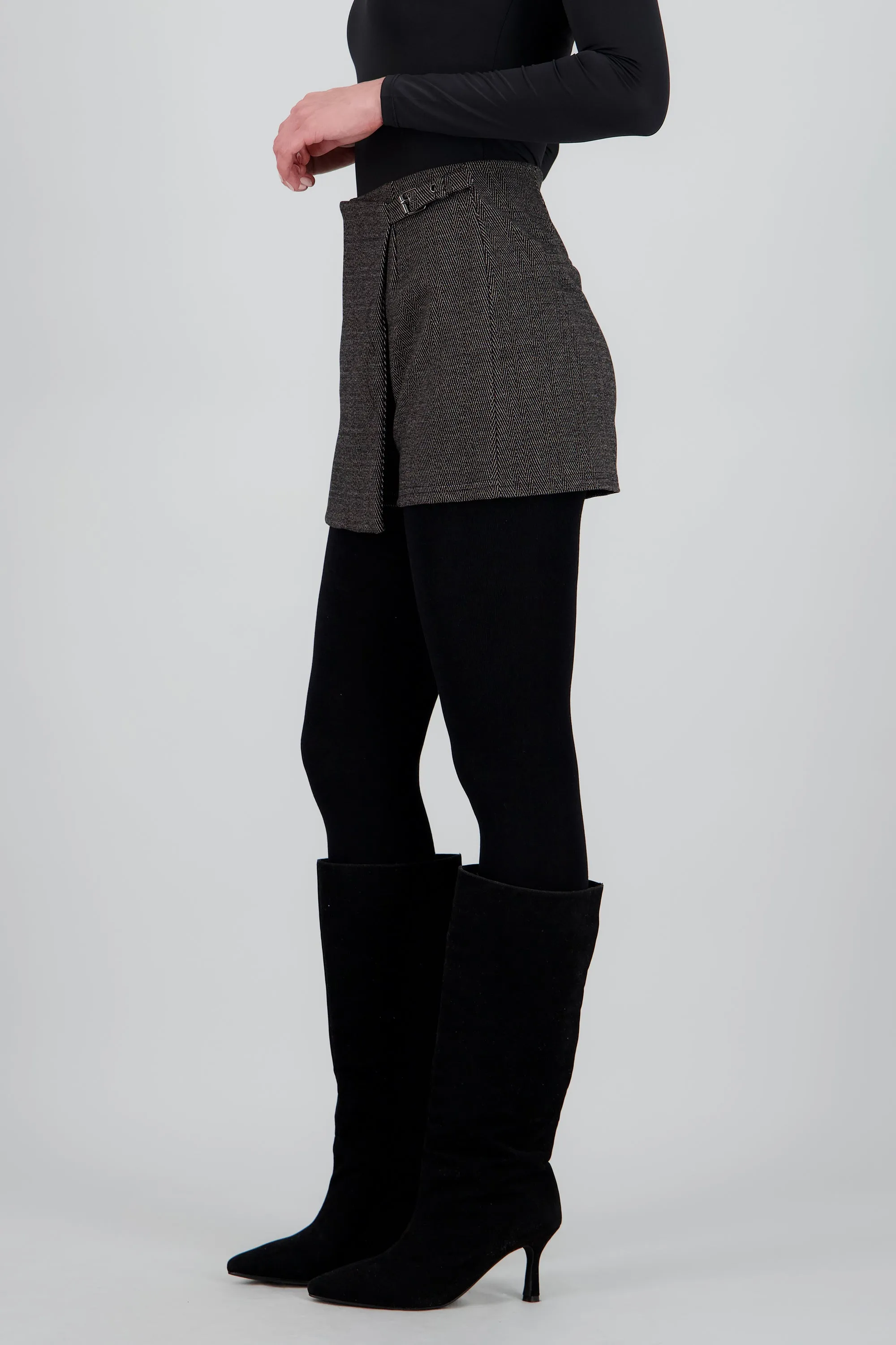 Falda short scruzada detalle cinturon sold by Shasa product image thumbnail 3