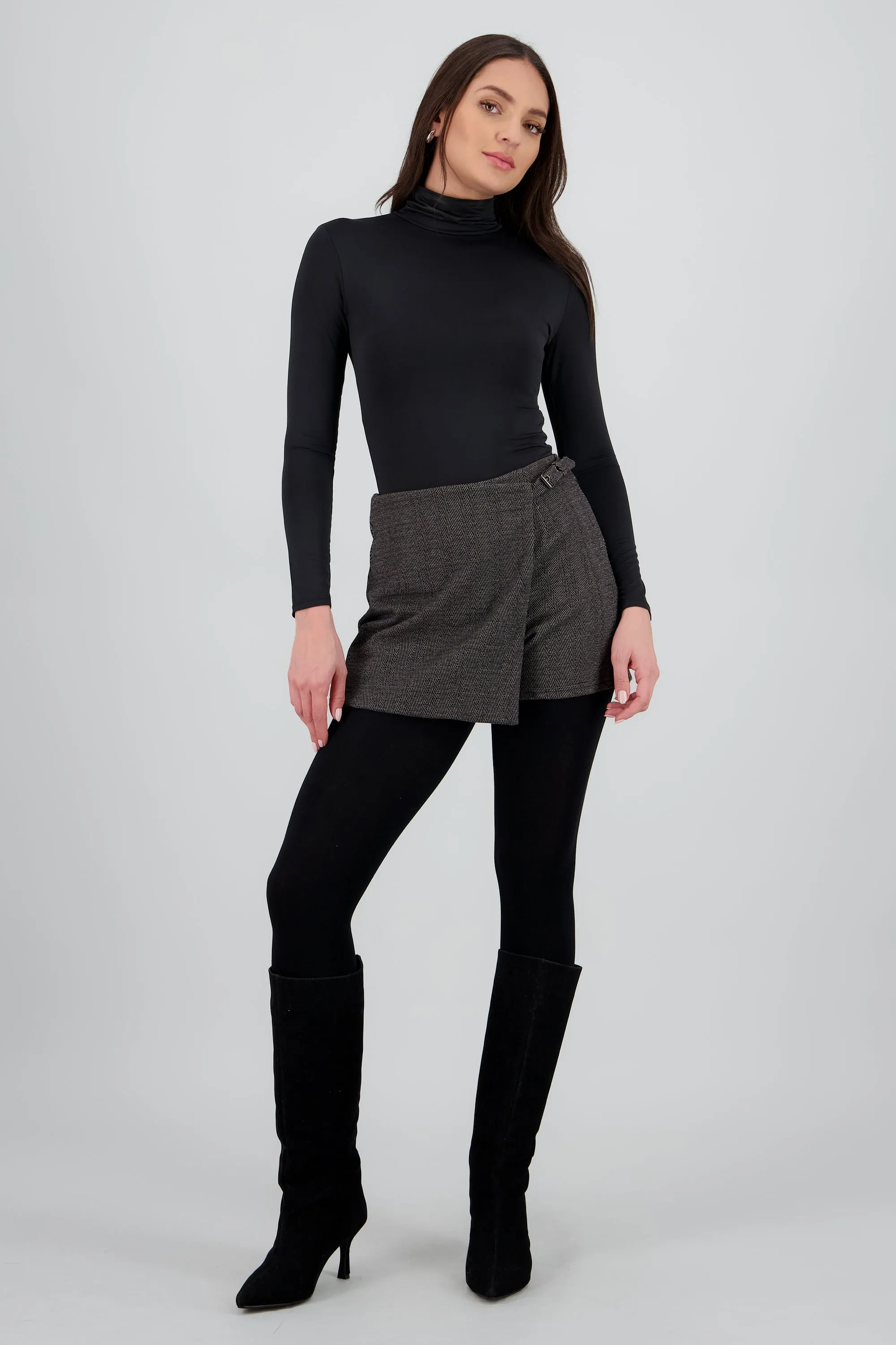 Falda short scruzada detalle cinturon sold by Shasa