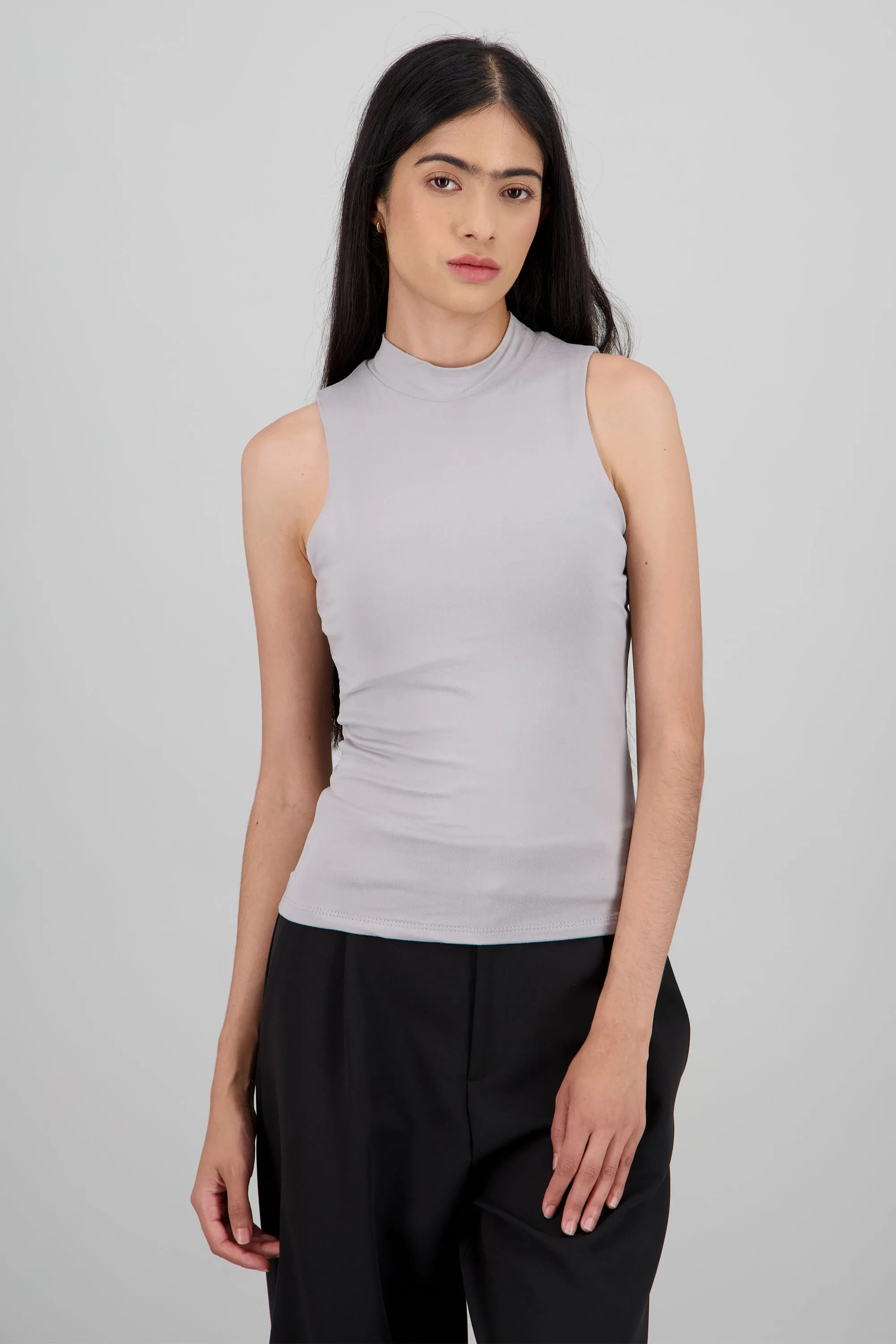 Top sin mangas ceullo alto sold by Shasa