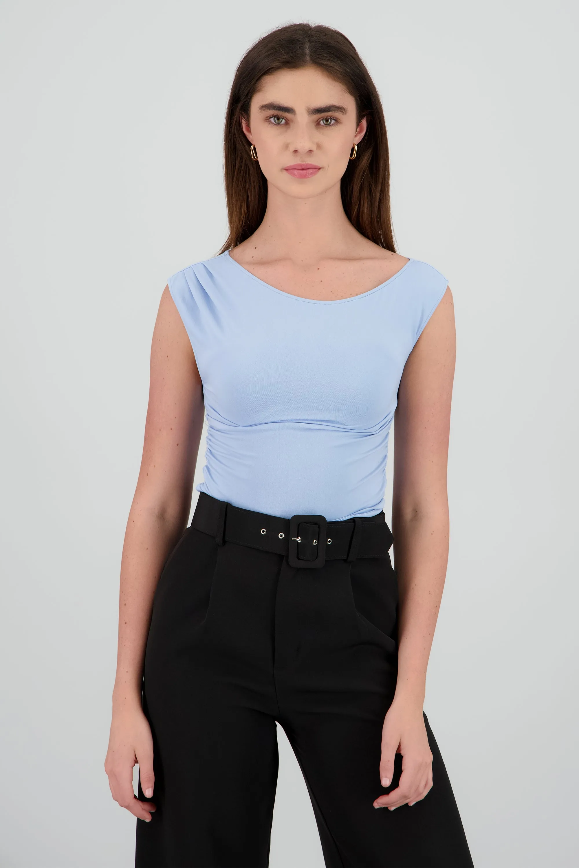 Top plisado sin mangas sold by Shasa