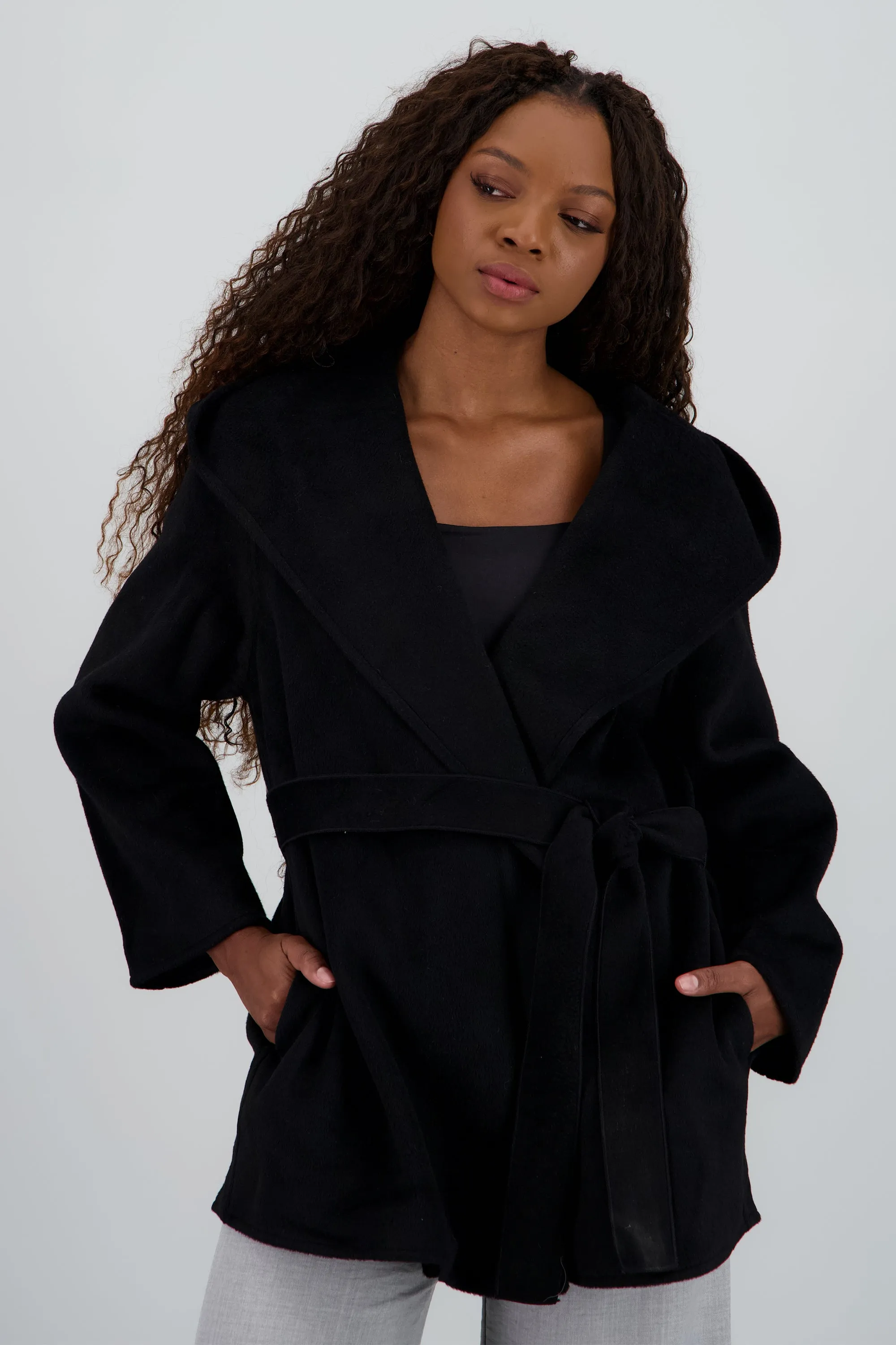 Abrigo corto detalle laso gorro sold by Shasa