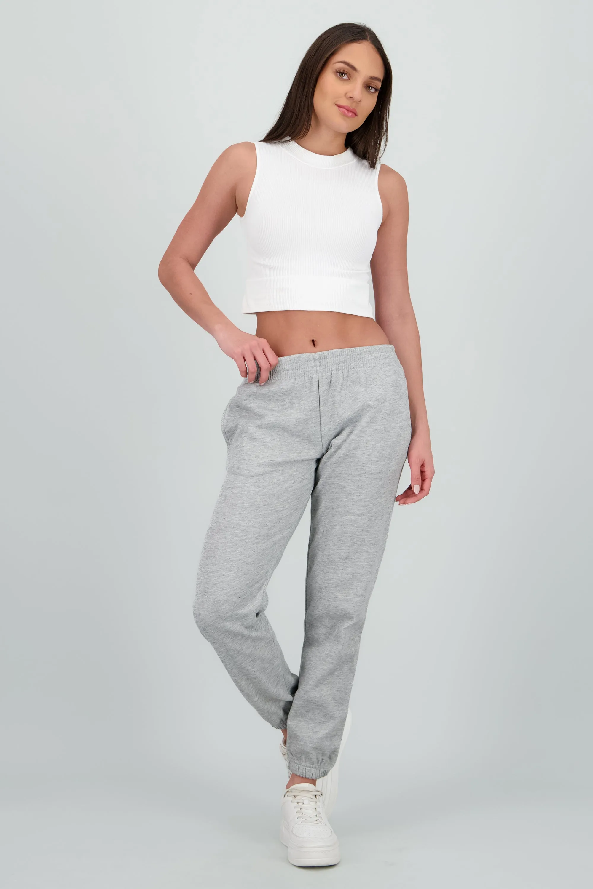 Jogger liso con bolsas sold by Shasa