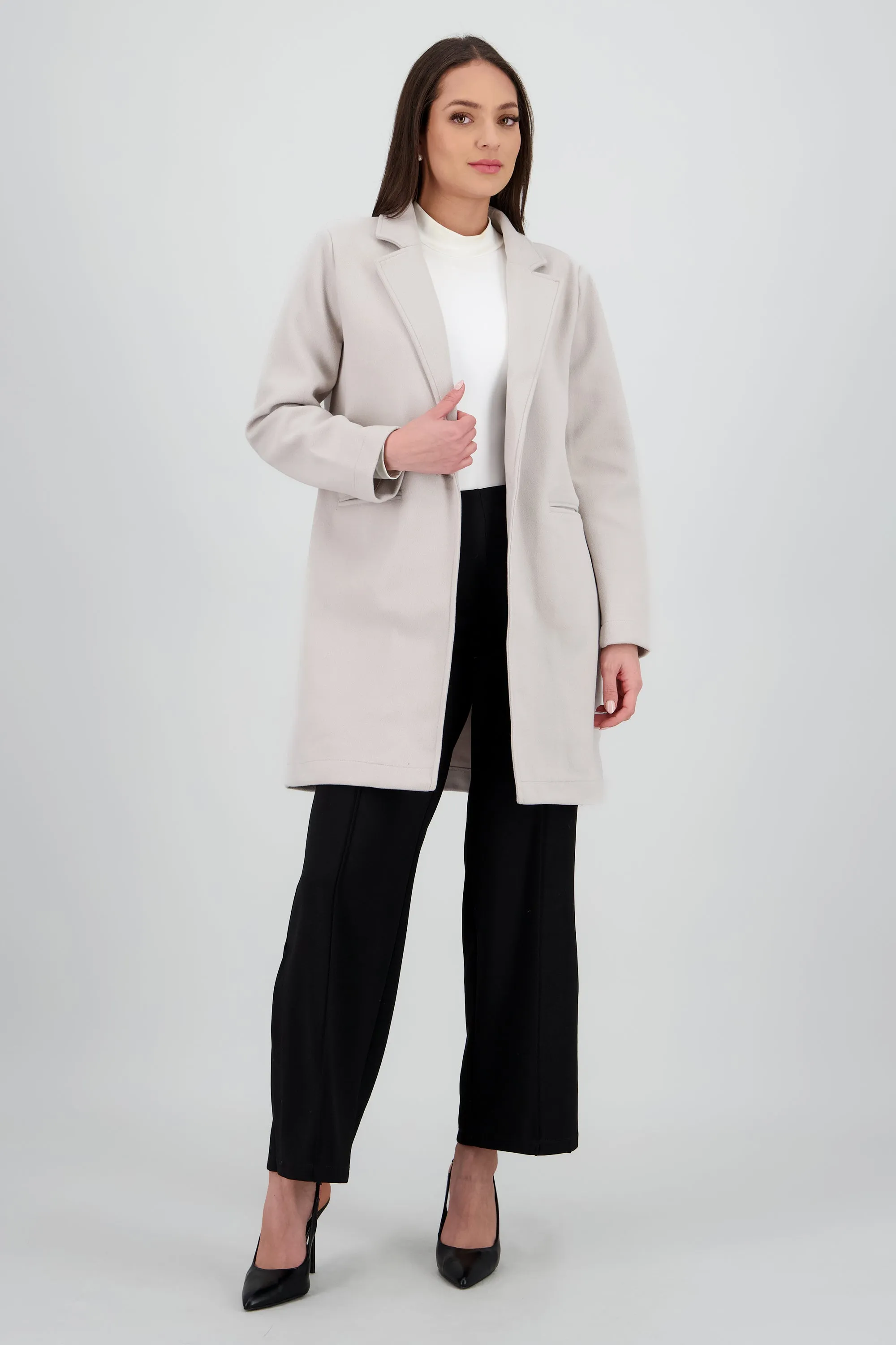 Abrigo con solapa y boton liso sold by Shasa