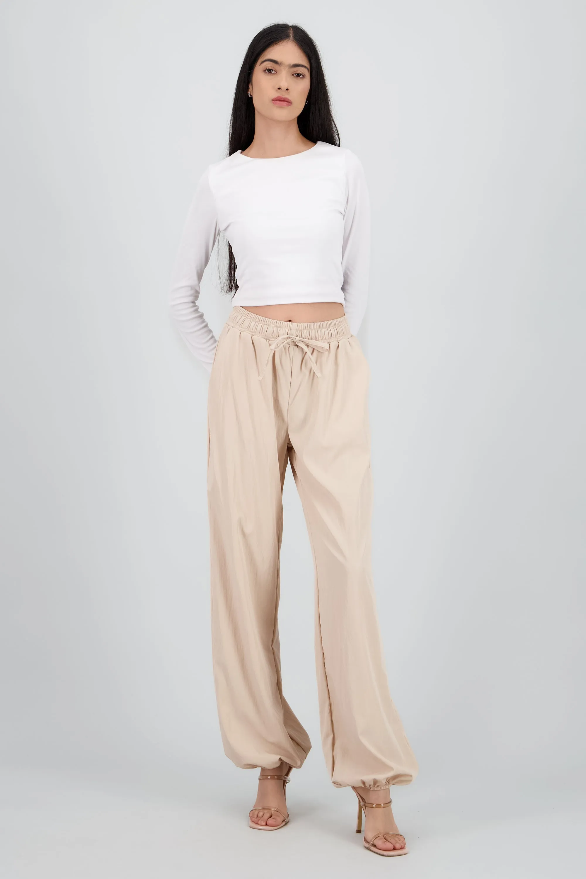 Jogger parachute detalle jareta sold by Shasa