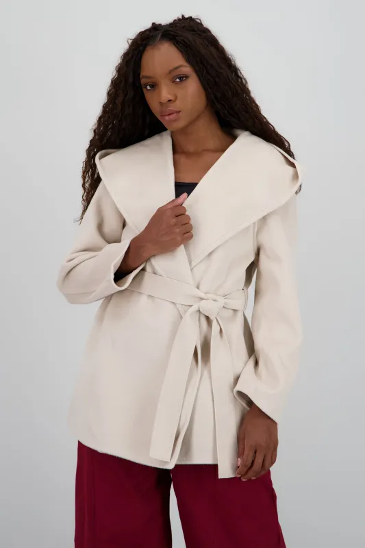 Abrigo corto detalle laso gorro sold by Shasa